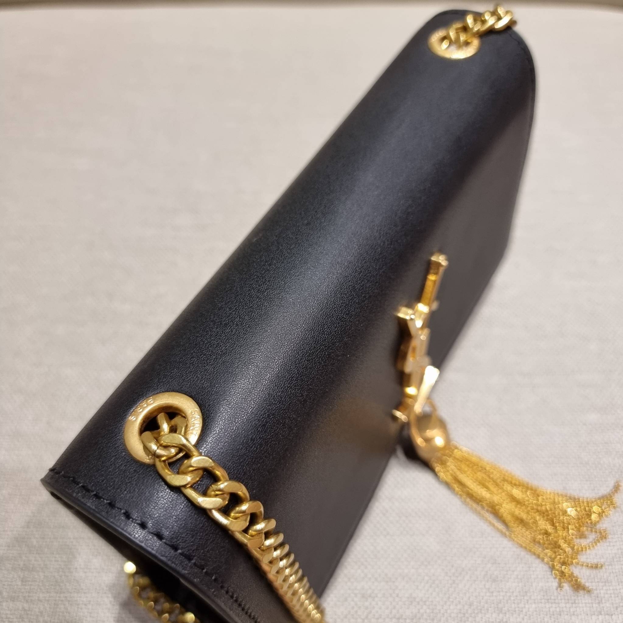 Yves Saint laurent small kate bag สุดหรู ทรง woc ที่แสนจะฮอตปรอทแตก ดีไซน์เรียบ แต่แอบมีดีเทลความหรูที่พู่ห้อยสีทองโดดเด่น เพิ่มความแพงอีกหนึ่ง วัสดุหนังแท้สัมผัสดีงาม ใช้งานง่ายเพียงแค่เปิด-ปิดด้วยกระดุมแม่เหล็ก ภายในเป็นช่องโล่ง มีช่องใส่บัตร ใส่มือถือ 