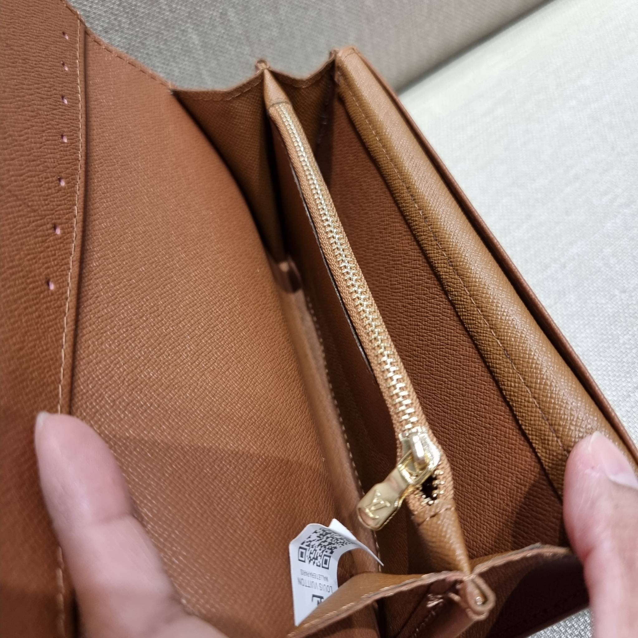 VIP 】ได้เวลาเปลี่ยนกระเป๋าสตางค์รับทรัพย์กันแล้ว!! LV vip wallet กระเป๋าสตางค์พรีเมี่ยมกิ๊ฟ เป็นไอเท็มหายาก ที่สาวๆต้องว้าว!! ใบยาวขนาดกำลังเหมาะมือ ถือแล้วขับผิวทุกสี วัสดุหนังแคนวาส ทนทาน เปิด-ปิดด้วยกระดุม ภายในมีช่องใส่บัตรเยอะมาก แบ่งสัดส่วนสวย ใส่ธน