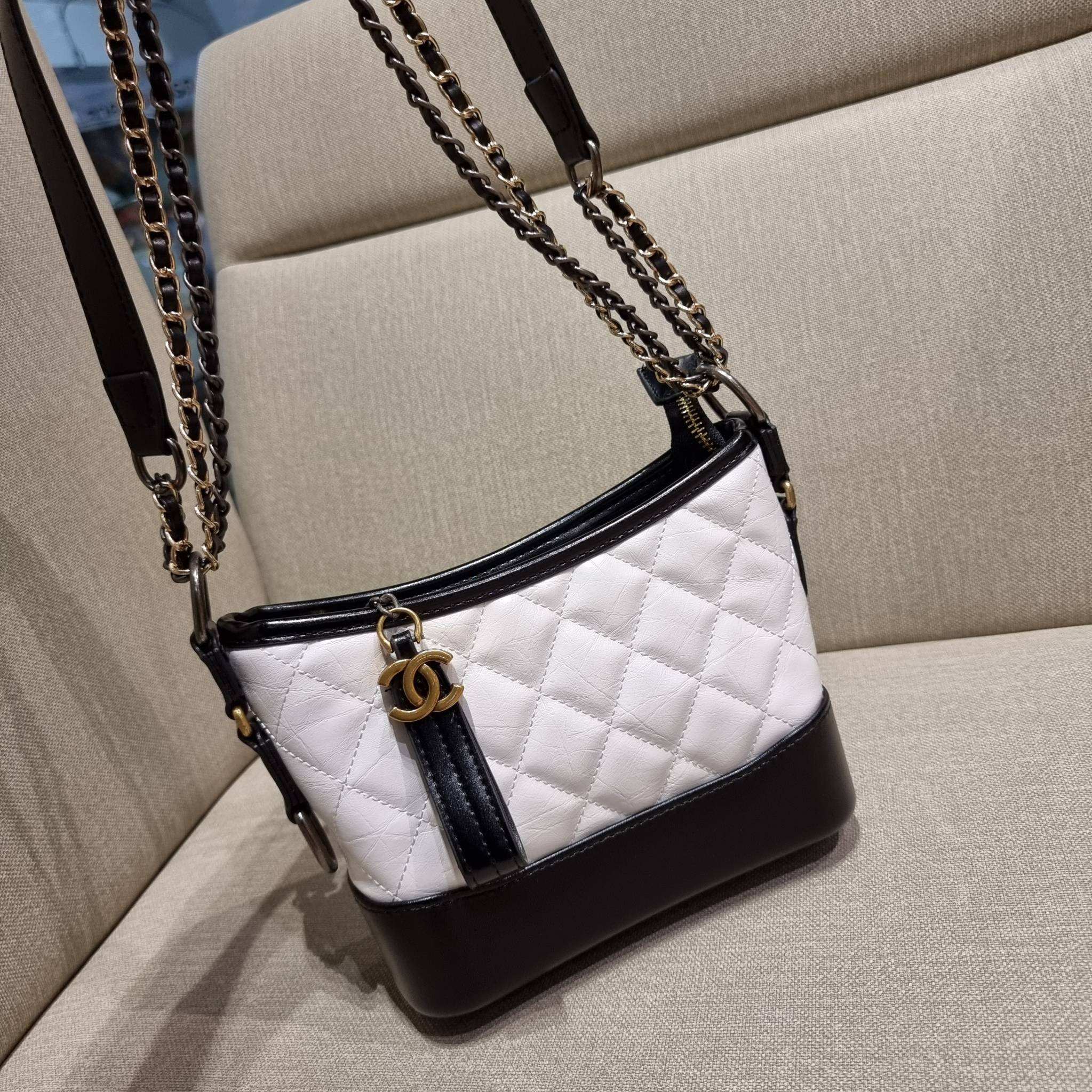 9" CHANEL SHOULDER BAG / CHANEL GABRIELLE HOBO BAG ไซส์คลาสสิค กระเป๋าสะพายข้าง/ไหล่ หนังแท้ นิ่ม หรู มาพร้อมพวงกุญแจสัญลักษณ์แบรนด์ อะไหล่พร้อมโซ่สะพายสีทองสลับสีเงินรมดำ สามารถสะพาย crossbody หรือสะพายไหล่ได้หมด สะพายแล้วขับผิวมากๆ เปิด-ปิดกระเป๋าด
