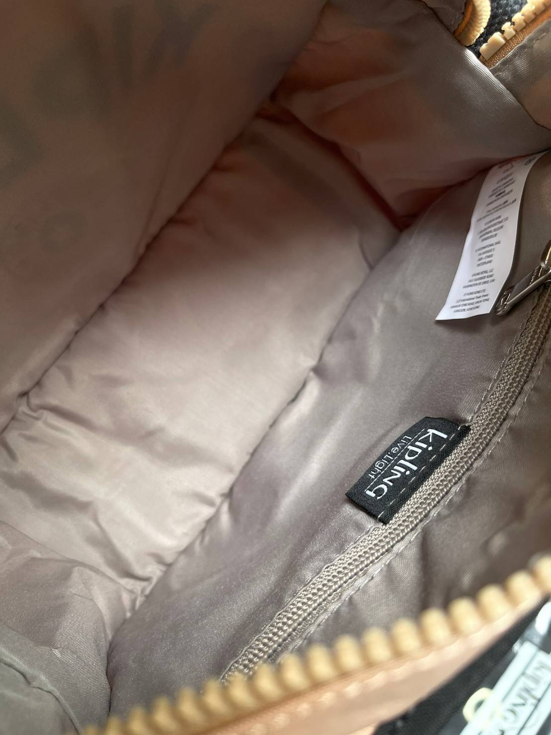 Kipling Kirsty Small Handbag (KI6275) กระเป๋าถือหรือสะพายทรงcrossbody จากคอลเลคชั่นใหม่ล่าสุด ที่เน้นฟังก์ชั่นแบบไม่ซับซ้อน สีสันเรัยบง่ายเข้าได้กับสีเสื้อผ้าได้ดี สามารถใส่ของที่จำเป็นสำหรับผู้หญิงได้แทบทุกอย่างไม่ว่าจะเป็น มือถือ กระเป๋าสตางค์หรือเครื่อ