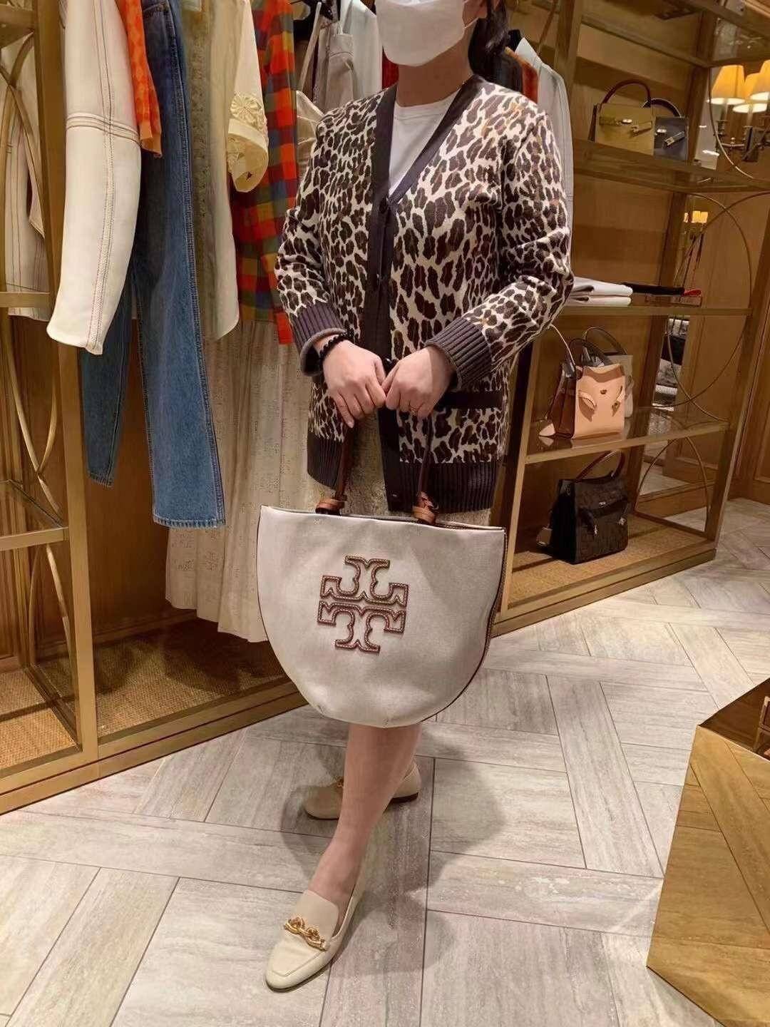 Tory Burch Small Canvas Round Tote กระเป๋าถือหรือสะพายไหล่ วัสดุผ้าcanvas รูปทรงโค้งมน ด้านในโล่ง มี1ช่องซิปและ1ช่องเล็ก น้ำหนักเบา จุของได้เยอะ มาใหม่ล่าสุดไม่ควรพลาดเลยค่า