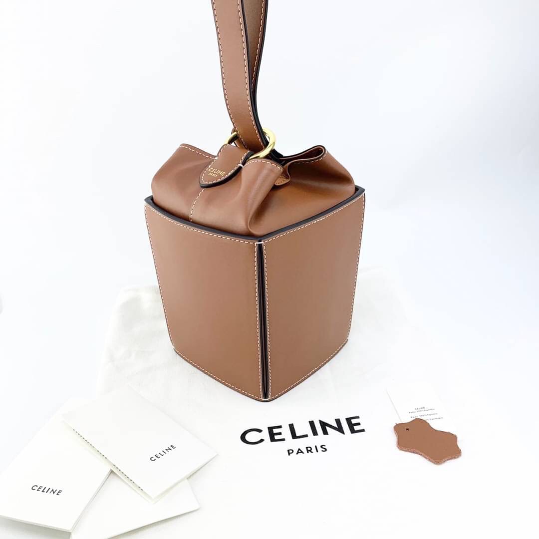 VIP 】หนังแท้ CELINE BOX CLASSIC HANDBAG หนังสวยอยู่ทรง สวยหรูที่สุด รูปทรงทันสมัยคลาสสิกมินิมอลมากค่ะ พร้อมส่งที่ไทยราคาสุดคุ้มห้ามพลาดค่ะ!