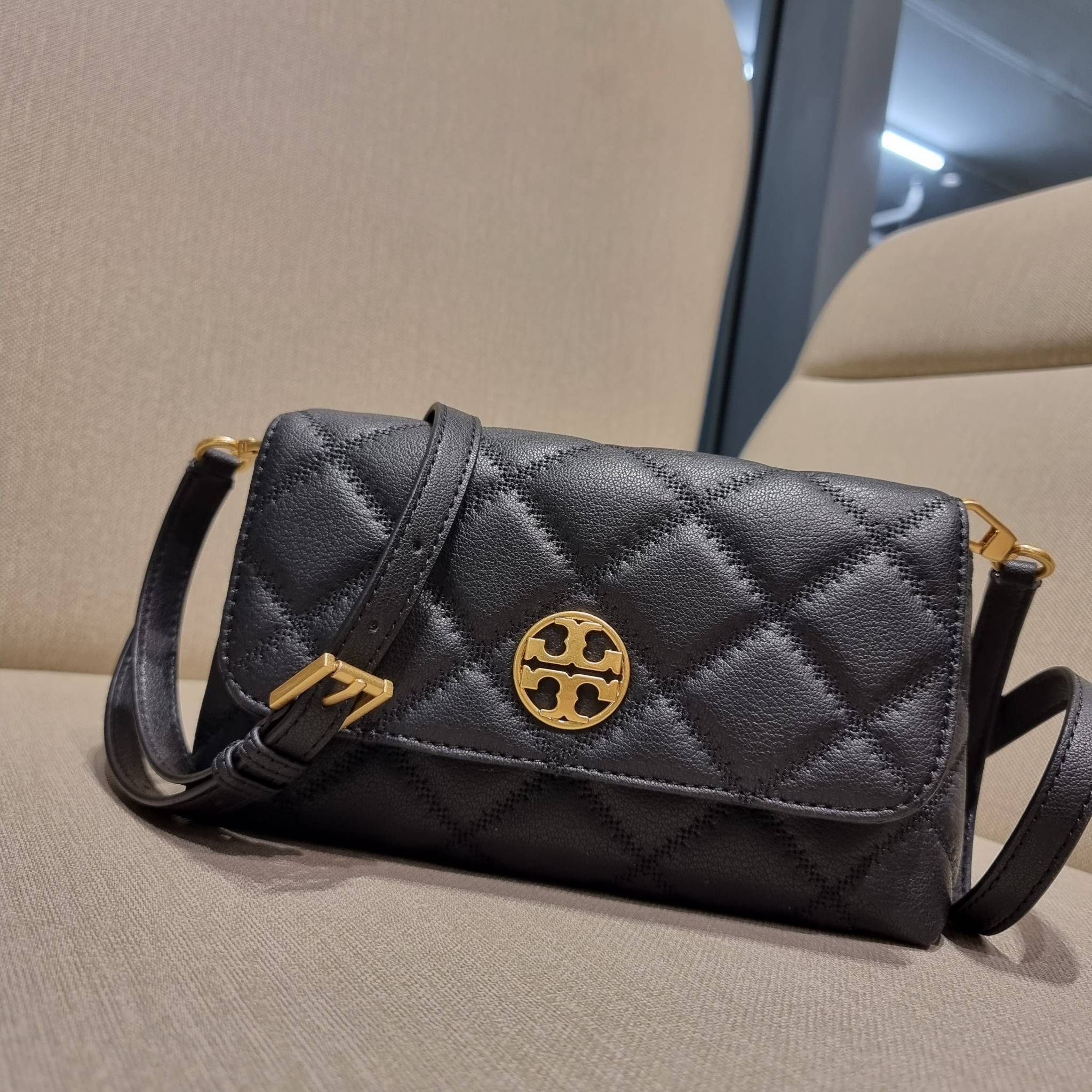 TORY BURCH WILLA MINI SHOULDER BAG ใหม่ล่าสุด พร้อมเสิร์ฟไม่ต้องรอพรีฯ กระเป๋าสะพายดีไซน์เลิศ ทรงสวย กะทัดรัด สะพายคล่องตัว ดีไซน์บุนวม เส้นคมสวยหรู