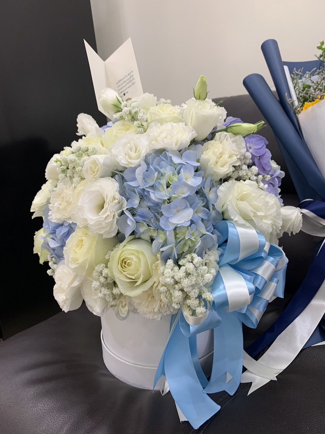 Flowers box ดอกไม้โทนสีฟ้าขาว