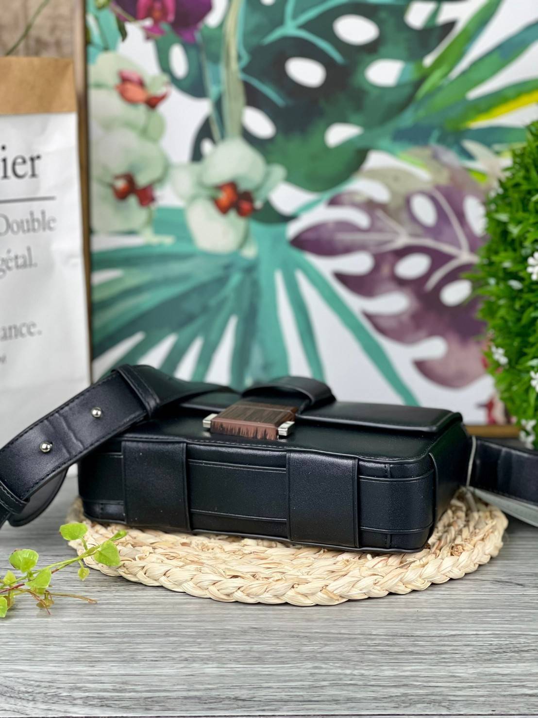 Charles & Keith Front Flap Push Lock กระเป๋าสะพายข้างทรงสวย จุดเด่นที่อะไหล่ลายไม้ตรงตัวเปิดปิด น้ำหนักเบา ด้านหลังมีช่องใส่ของได้ เปิดปิดแบบตัวกดล็อก ด้านในจุของได้พอสมควร เช่น iPhone 12 Pro Max กระเป๋าเงินใบกลาง/สั้นเป็นต้น สายสะพายยาวปรับสายได้ (ถอดสาย