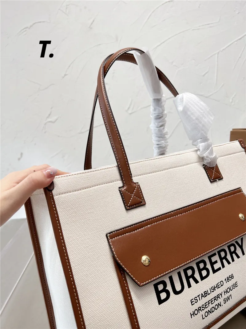 BURBERRY Leather-trimmed embroidered canvas tote / BURBERRY FRAGRANCES LARGE TOTE BAG / BURBERRY Freya Tote Bag วัสดุ Canvas & Leather ดีไซน์สวยอยู่ทรงสไตล์ Casual ด้านหน้ามีช่องใส่ของ ภายในโล่งกว้างและจุสุดๆสามารถใส่เอกสารA4 หนังสือ ของใช้ได้เยอะ หูหิ้วห
