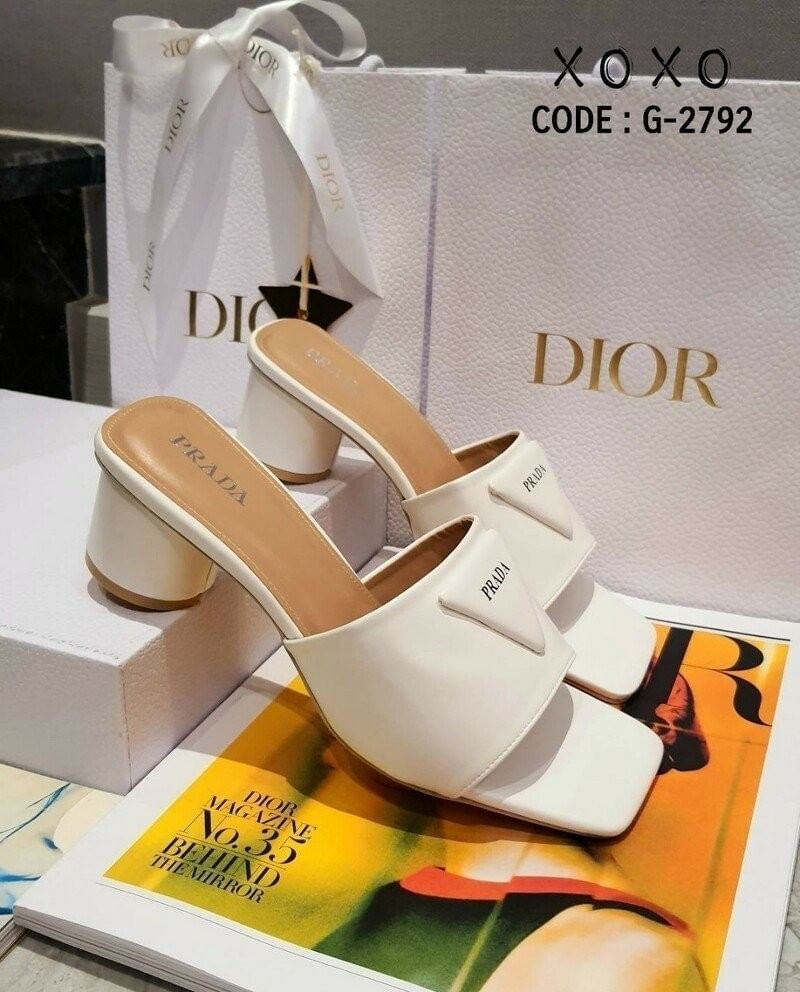 Prada งานสวม สวย เก๋ หรู วัสดุหนัง PU ส้นทรงกระบอกทรงกลม ใส่สบาย ใช้งาน ไม่เมื่อย น้ำหนักเบา ด้านหน้าติดอะไหล่แบรนด์โลโก้ทรงสามเหลี่ยม แมทส์ชุดง่าย