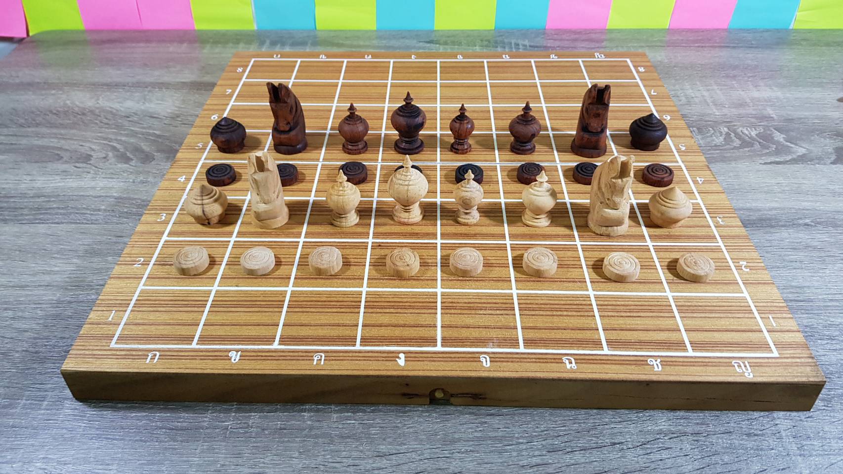 ชุดหมากรุกไทยไม้ตัวหมากน้ำตาลเข้มกับขาวพร้อมกระดานขนาด44x45cm.