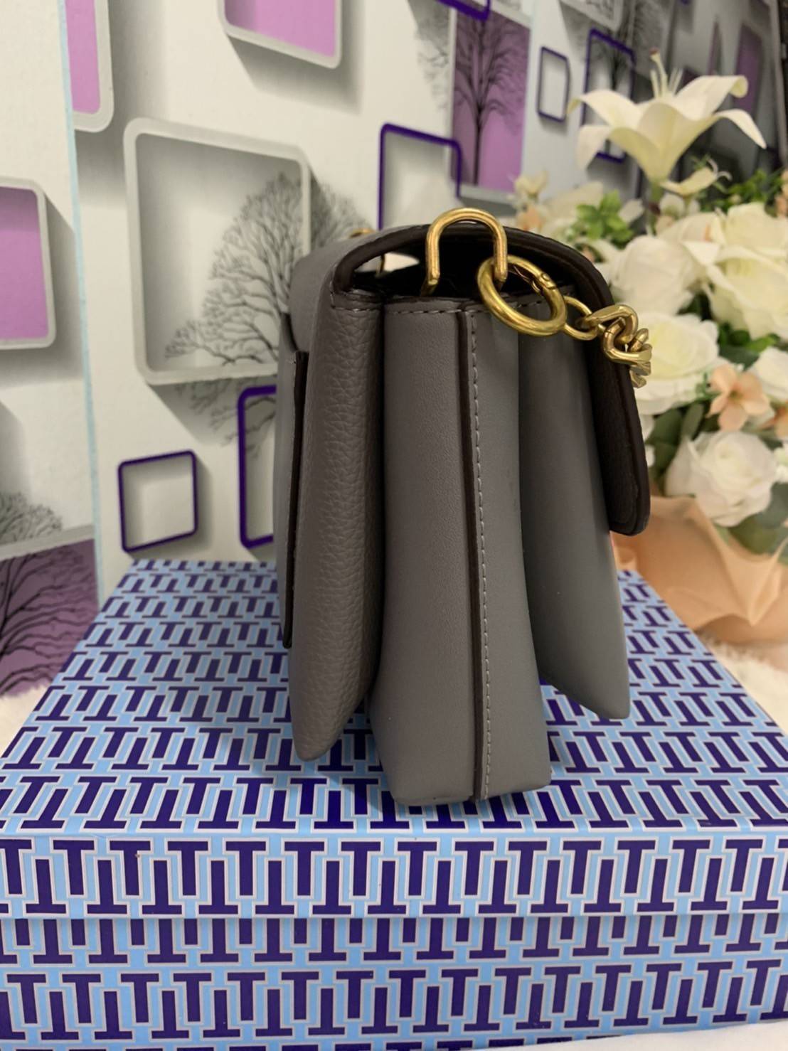 TORY BURCH KIRA MIXED-MATERIALS TOP-HANDLE SATCHEL กระเป๋าสะพายข้าง วัสดุหนังแกะสังเคราะห์ อะไหล่ทอง ด้านหน้าประดับโลโก้แบรนด์ ตกแต่งสายโซ่ห้อยสีทอง (สามารถถอดออกได้) เปิด-ปิดด้วยตัวล็อคหมุน ภายในโล่งกว้าง ซับในบุผ้าลายแบรนด์ แบ่งออกเป็น 3 ช่องใหญ่ พร้อมช