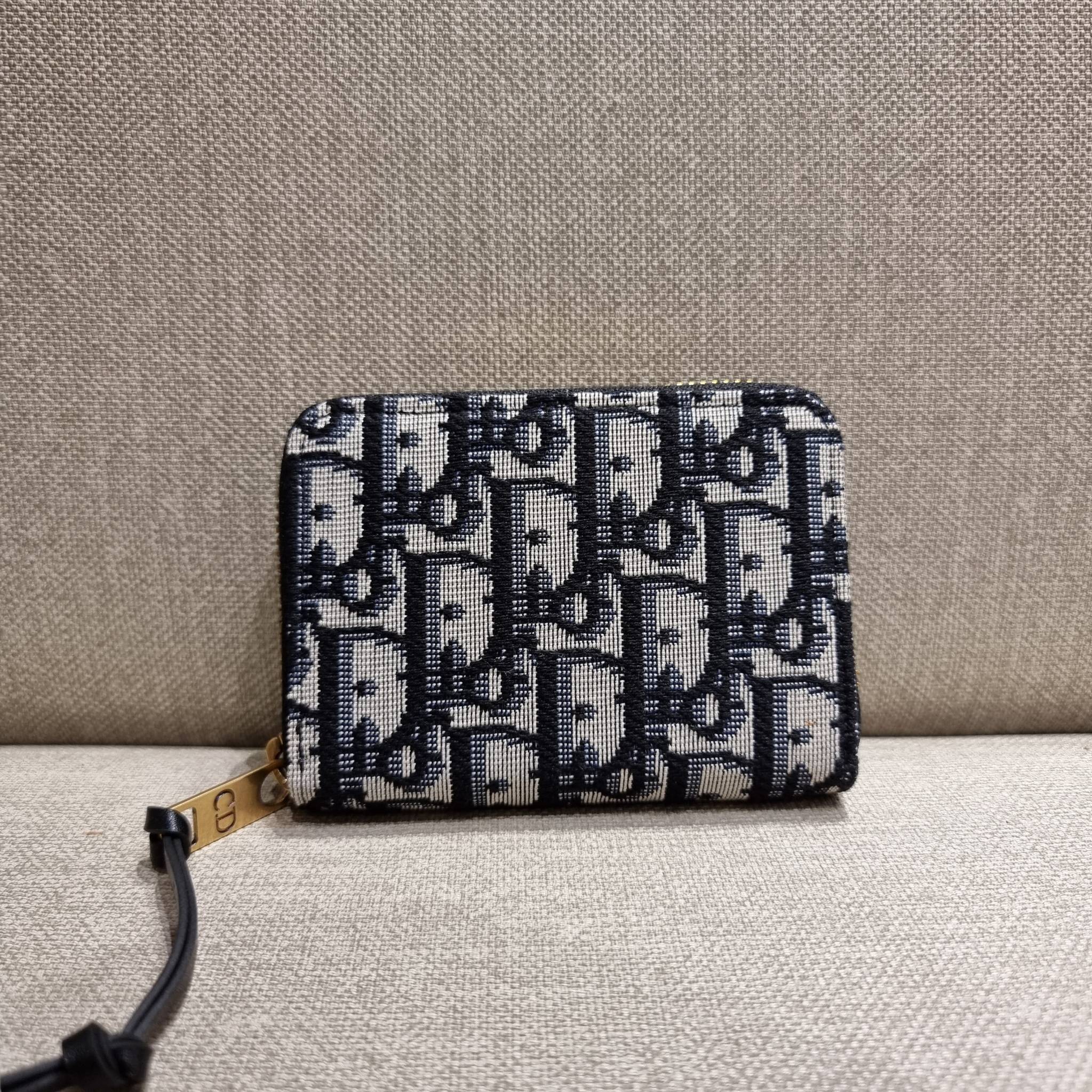 VIP 】CD ZIP AROUND SHORT WALLET WITH GWP กระเป๋าสตางค์ใบสั้นซิปรอบ พรีเมี่ยมกิ๊ฟจากเคาน์เตอร์ วัสดุผ้าแคนวาสปักลาย สลับหนังแท้ภายใน ดีไซน์เรียบหรู ผู้ดีที่สุด!! ภายในมีช่องใส่บัตร ใส่ธนบัตรได้ (แบบพับ) หรือจะพกไว้ใส่เหรียญ สะดวกใช้มากๆ มาพร้อม box set ในร