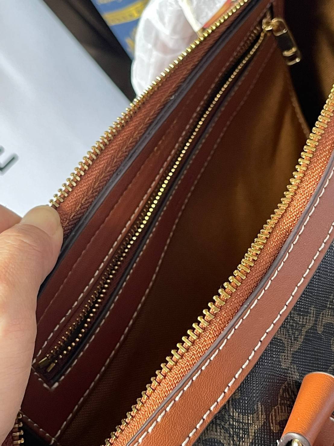 VIP 】CELINE BOSTON BAG IN TRIOMPHE CANVAS AND TAN ลวดลาย Triomphe Canvas Collection เป็นที่นิยมตลอดกาล มาในรูปแบบกระเป๋าทรงหมอนที่ได้รับความนิยมแบบทุกยุคทุกสมัย ซึ่งเป็นรูปทรงที่มีความคลาสสิก ดูดีแบบไม่มีตกยุค มาพร้อมขนาดที่ง่ายต่อการพกพา จัดเก็บหรือหยิบข