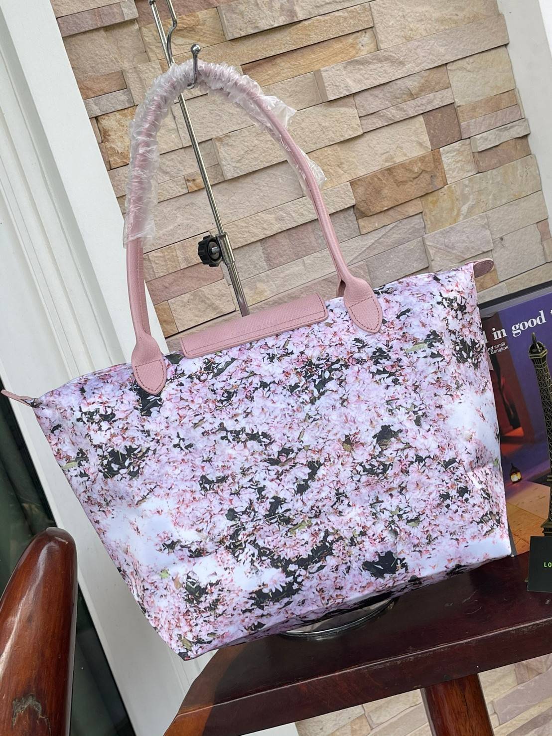 Longchamp LE PLIAGE PRINTEMPS/ÉTÉ 2021 SHOULDER BAG L คอลเลคชั่นใหม่ในตระกูล เลอ ปลิยาจ ที่สร้างความสะดุดตา และมีความพิเศษอยู่ที่การใช้สีพื้นโทนธรรมชาติ ต้อนรับฤดูใบไม้ผลิ