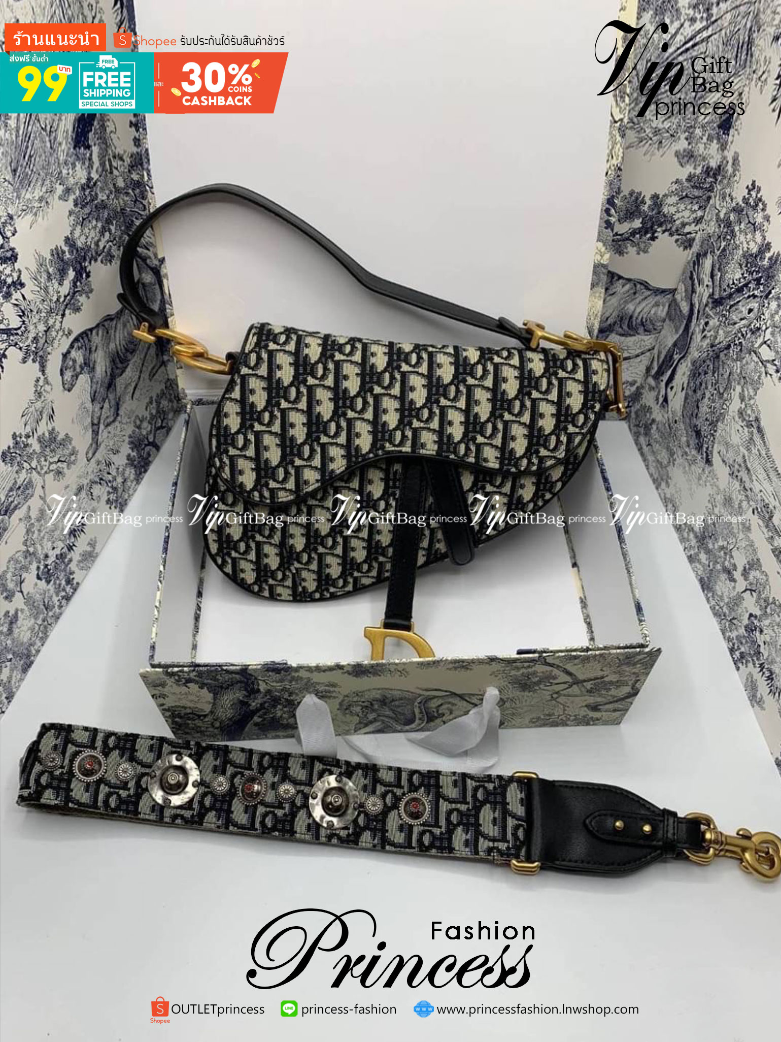 DIOR Saddle Bag Oblique Embroidery กระเป๋ารุ่นยอดนิยม ตามแบบฉบับแบรนด์ งานผ้าแจ็คการ์ดลาย Oblique ลูกเล่นห้อยด้วยตัวอักษร D ตรงหูหิ้วมีกิมมิค CD สีทอง มาพร้อมสายสะพายครอสบอดี้ เรียกว่าจะถือก็ปั้วะ จะสะพายก็ปังไม่ไหว เก็บทุกรายละเอียดงานเป๊ะมากค่ะ