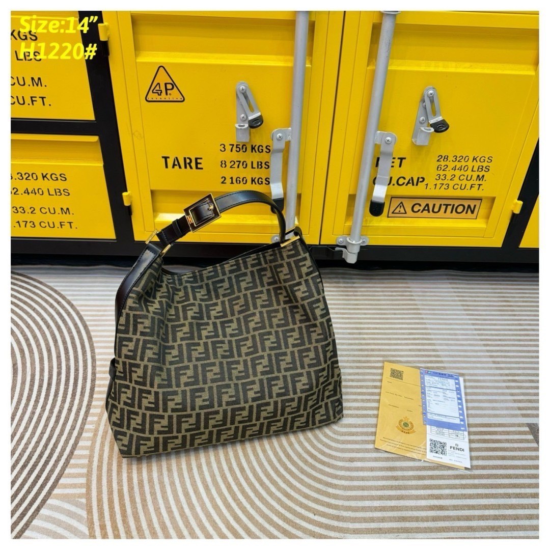 FENDI zucca hobo shoulder bag กระเป๋าสะพายทรงโท้ทใบใหญ่ เป็นรุ่นที่ทุกคนถามหา และมาแรงสุดๆ รูปทรงเรียบง่ายใช้งานได้แบบไม่มีเบื่อ