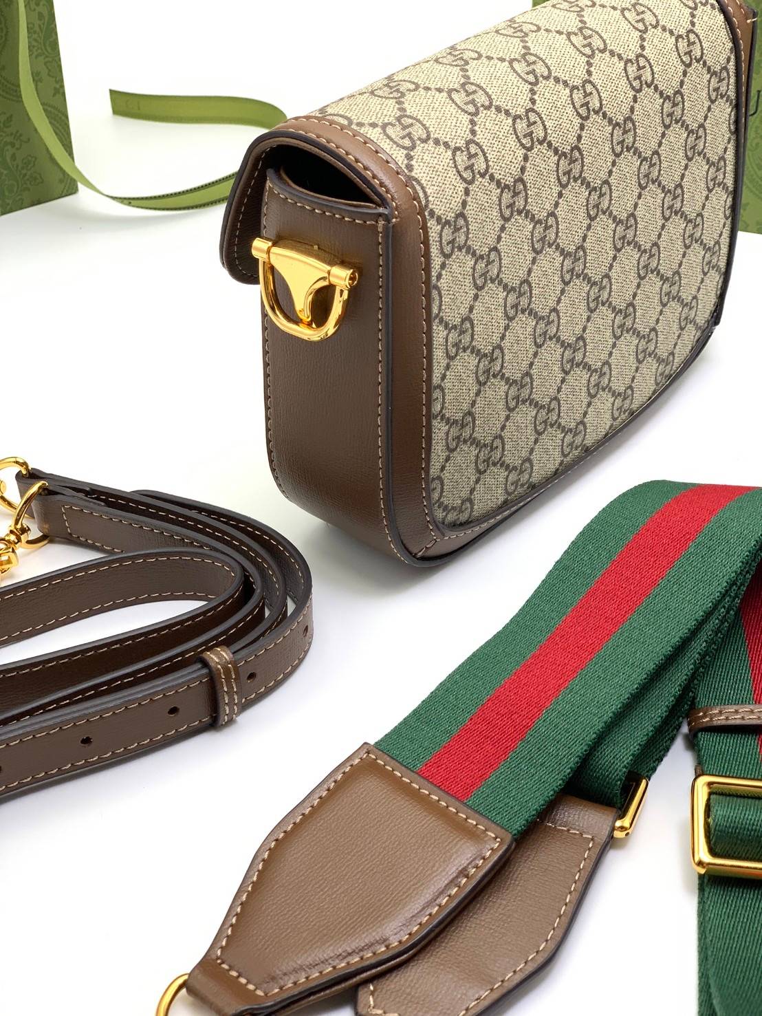 VIP GIFTbag 】หนังแท้สวยมากกกกกก มีจำนวนจำกัดน้าา Gucci Horsebit 1955 mini bag กระเป๋าสะพายข้าง ทรงใช้งานง่าย ดีไซน์เรียบหรูและคลาสสิคตามสไตล์ ใส่ของสำคัญได้สบาย ใส่มือถือได้ทุกรุ่น มาพร้อมสายสะพายสปอร์ต ถอดออกได้ ปรับได้ตามตัว ใบนี้แมทช์ได้กับทุกสไตล์การแ
