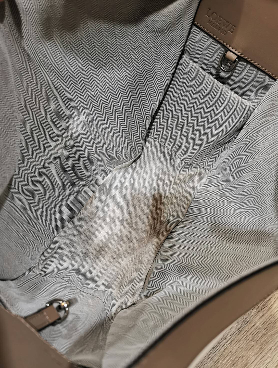 LOEWE HANDLE & SHOULDER BAG GIFT WITH PURCHASE (GWP) กระเป๋าถือหรือสะพายหนังแท้พรีเมี่ยมกิ๊ฟ Limited จาก LOEWE PERFUME DUTYFREE รุ่น Rare items สุดๆวัสดุหนังแท้ Calfskin หนังสวยดีไซน์มีเอกลักษณ์ ใบใหญ่กำลังดี น้ำหนักเบา สามารถปรับได้หลายทรง ด้านข้างมีซิปป