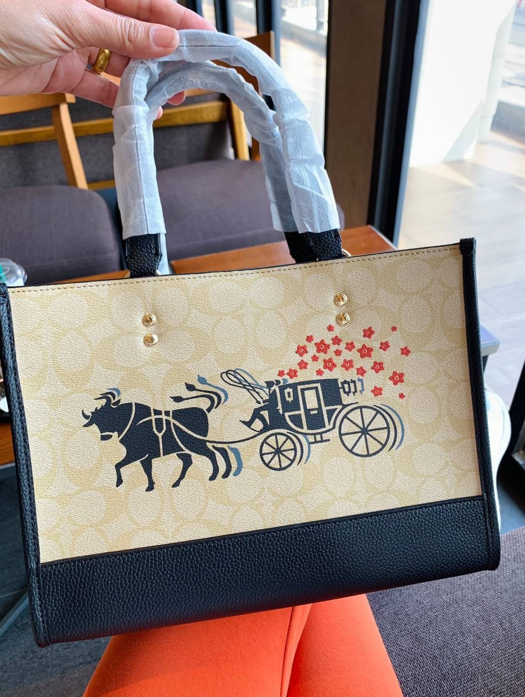 COACH LUNAR NEW YEAR DEMPSEY CARRYALL IN SIGNATURE WITH OX AND CARRIAGE((C2181)) 🌈พร้อมส่งทันทีที่ไทย! กระเป๋าหิ้วหรือสะพายข้างได้ หนังแท้นิ่มทรงสวยค่ะ ⭐️ด้านหน้าเด่นด้วยรูปวัววลากรถม้าประดับดาววิ้งๆมาด้วยนะคะ เปิดปิดกระเป๋าแบบกระดุมแม่เหล็ก ภายใน