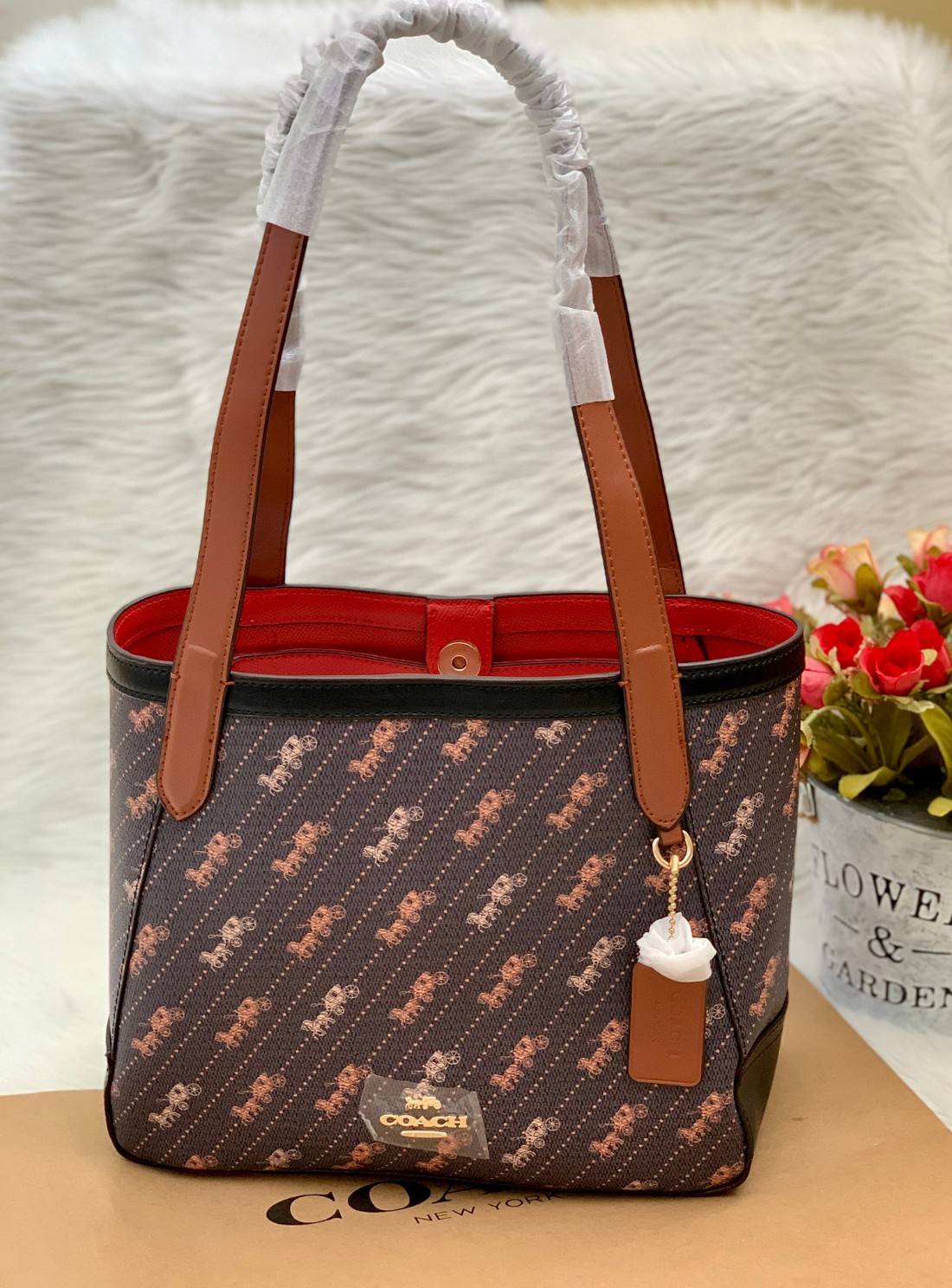 งานใหม่ สวยมากๆ สินค้าห้ามพลาดค่าา! COACH HORSE AND CARRIAGE TOTE WITH DOT PRINT ((C4060)) พร้อมส่งที่ไทย! กระเป๋าทรงTote ไม่ว่ายุคไหนๆ ใช้ได้ตลอดกาลลคะ! หนังแท้นิ่มสวย ตัวกระเป๋าทั้งใบปริ้นลายรถม้าสวยงามค่ะ ปากกระเป๋าแบบกระดุมแม่เหล็ก ใช้งานง่าย ภายในกว้