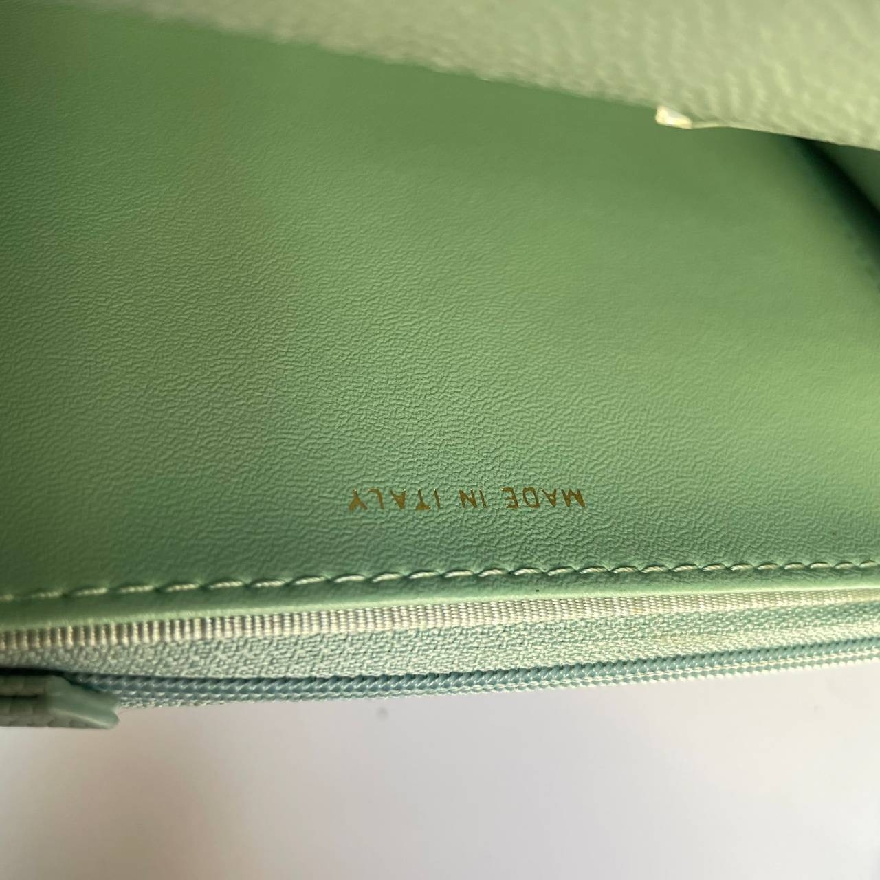 VIP 】หนังแท้ CHANEL WOC style โทนสีพาสเทล กระเป๋าสะพายทรงสวยตลอดกาล วัสดุหนังลายคาเวียร์ เนื้อนุ่ม อยู่ทรงคุณภาพดีตามแบบฉบับของแบรนด์ น้ำหนักเบา ด้านหน้ามีโลโก้แบรนด์อะไหล่หรู มีช่องใส่บัตร ใส่ของจุกจิก เปิดปิดด้วยฝาปิดกระดุม ซับในหนัง ตัวจริงสวยมากๆถูกใจ