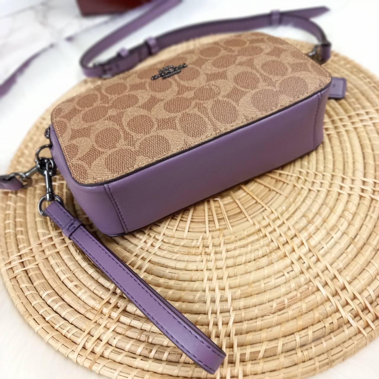 COACH KIRA CROSSBODY IN SIGNATURE CANVAS (COACH F89399)🍁เหมาะมือมาก หยิบใช้ง่ายสบายเลย🌈//รุ่นนี้ จะถือ จะคล้องมือ สะพายคลอสบอดี้ ได้หลายลุค จัดวางตามต้องการได้เลย // มีสายคล้องมือ และสายยาว สามารถถอดได้ทั้ง 2 สาย //เปิด-ปิดด้วยซิป มี2 ช่อง