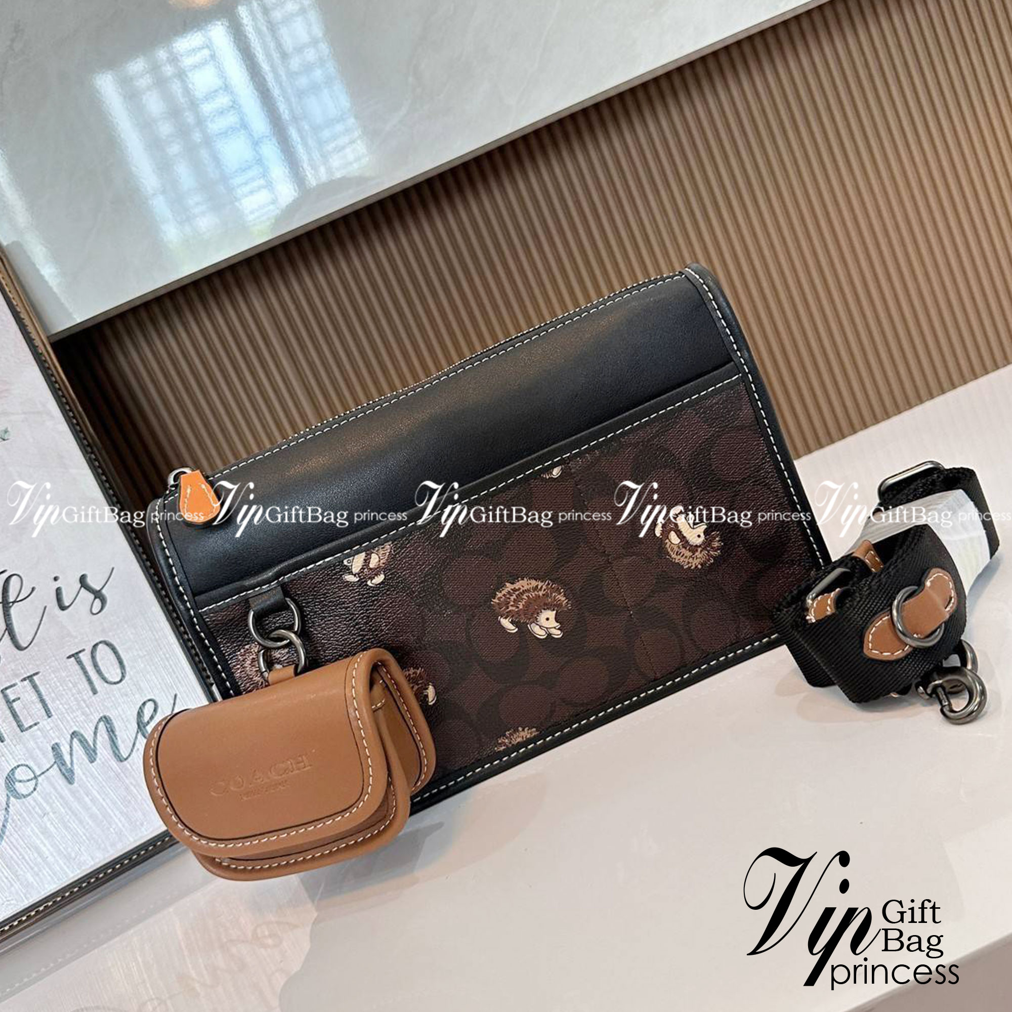 Coach Heritage Convertible Crossbody In Signature Canvas With Creature Print( cc131) กระเป๋าไฮบริดแบบถอดได้รุ่นใหม่ หล่อเท่ส์ สะพายสามารถสะพายทำงานดูดีสุดๆคะ มาพร้อมกระเป๋าใบเล็กห้อยสุดเก๋ วัสดุแคนวาสตัดขอบหนังแท้ เปิด ปิดด้วยซิป ซับในผ้า ด้านนอกกระเป๋าเป