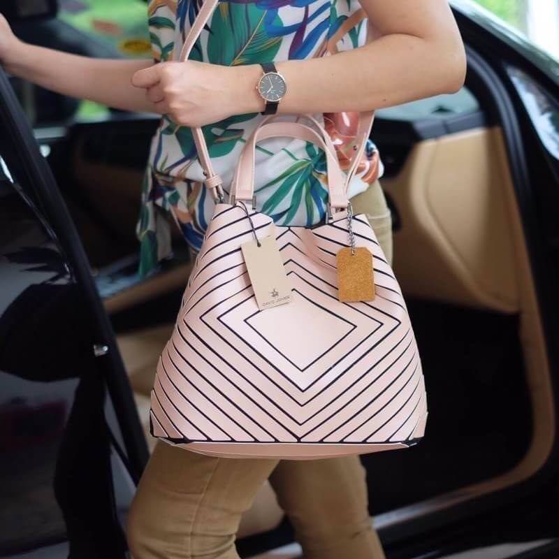 รุ่นขายดี Square shape ลาย Limited edition หายาก สวย modern มากค่า 👍ปรับทรงได้ 2 แบบ น่ารักมาก สี Rose morning สวยเข้ากับชุดง่ายมาก 💥💥น้ำหนักเบาเพียงแค่ 3.5 ขีดเท่านั้น !!!! รอบนี้ มาพร้อม Bunny 🐰 DV ขนฟู เพิ่มความน่าร้ากกก