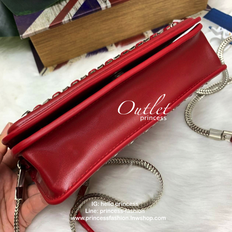 CHARLES & KEITH CHAIN DETAIL CLUTCH BAG กลับมาอีกครั้ง รุ่นขายดี สีออกใหม่ค่ะ!! กระเป๋าทรงคลัท//สะพายข้างได้ วัสดุหนังเรียบ ผิวเงา ตัวกระเป๋าแต่งอะไหล่โซ่เงินเพิ่มความเก๋เข้ามาค่ะ เปิดปิดกระเป๋าแบบกระดุมแม่เหล็ก ฝาปิดด้านบนมีช่องซิปใส่ของจุกจิกค่ะ ภายในมี