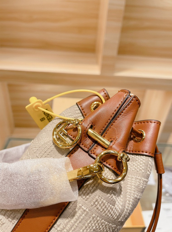 FENDI MINI BUCKET BAG / Fendi Mon Tresor Beige Raffia mini Bag กระเป๋าสะพายทรงขนมจีบยอดฮิต ไซส์มินิ ที่น่ารักน่าใช้มาก ดีไซน์สวยอยู่ทรง วัสดุผ้าแคนวาสสลับหนังแท้ ดีเทลห่วงคล้องอะไหล่สวยหรู มาพร้อมสายสั้นคบ้องแขน และสายครอสบอดี้สำหรับสะพายข้าง สลับใช้ได้ไม