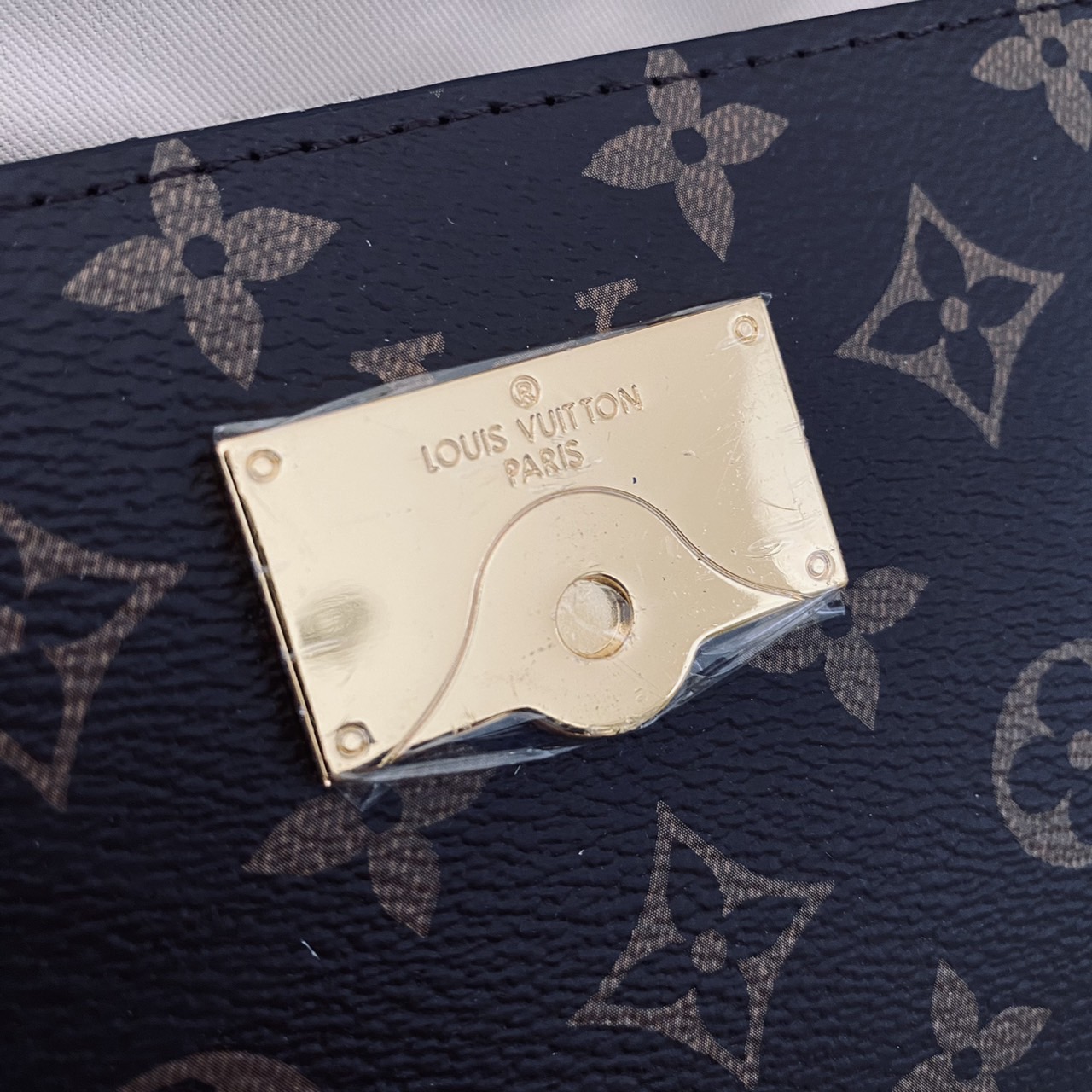 LV Cluny Mini Monogram Canvas Bag 20cm กระเป๋าถือใบเล็กแสนน่ารัก ลายโมโนแกรมแคนวาสสุดไอคอนิก พร้อมสายสะพายผ้าทรงสปอร์ต คอลขายดีตลอดกาล หูจับในตัว น้ำหนักเบา เป็นไอเท็มที่แมทช์ได้กับทุกสไตล์การแต่งตัว ราคาสุดคุ้ม