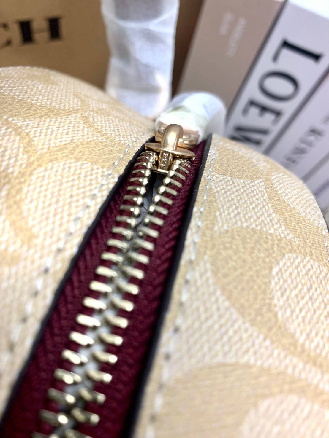 สวยจริงไรจริง วางไม่ลงเลยจ้าา😘 COACH JORDYN BACKPACK IN COLORBLOCK SIGNATURE ((C4082)) รุ่นที่สาวๆตามหา พร้อมสีหายากค่ะ!! กระเป๋าสะพายหลังแบบมีหูหิ้ว หนังแท้ชั้นดี ทรงสวย หรูค่ะ แถมสีตัดกันได้ลงตัวสวยงามมากๆ ด้านหน้ามีช่องซิปใส่ของจุกจิก; เปิดปิดช