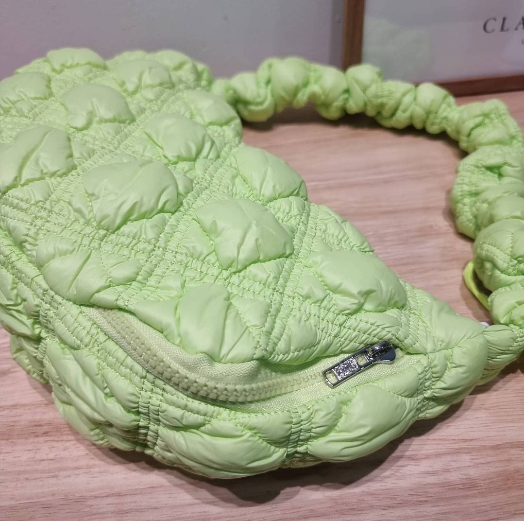 Carlyn cozy bag / Carlyn glaze bag 13 สีพร้อมส่ง อีกหนึ่งคอลเด็ด ที่ฮิตแบบฉุดไม่อยู่ กับไอเท็มนุ่มนิ่มจากเกาหลี พร้อมสีใหม่ล่าสุด กระเป๋าสะพายก้อนเมฆสุดเก๋ ที่สามารถใช้ได้หลากหลาย