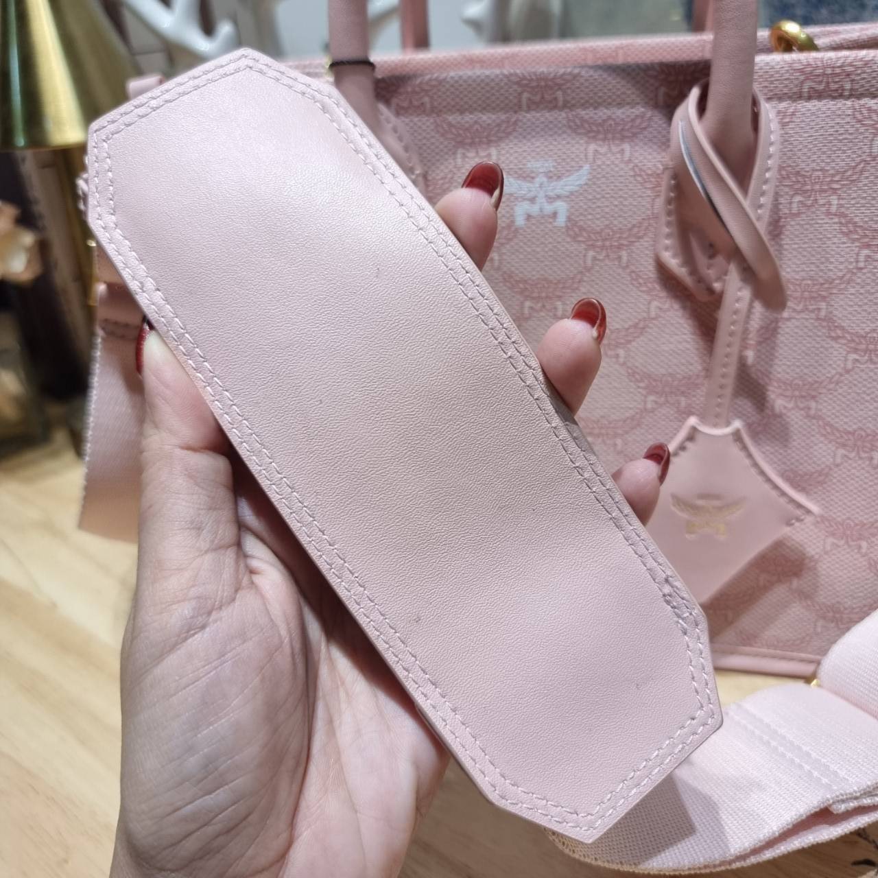 M.C.M HIMMEL SMALL TOTE IN LAURETOS คอลเลคชั่นใหม่ สีเข้าใหม่ ดีไซน์ละมุน น่ารักน่าใช้มากๆ ต้อนรับลวดลาย lauretos ไอคอนิกโมโนแกรมใหม่ ที่สวยแตกต่าง กระเป๋าทรงโท้ท โทนสีเรียบหรู