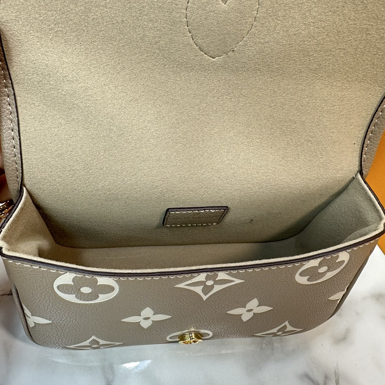 LV Nano Diane Monogram Empreinte Leather กระเป๋าสะพายไซส์มินิดีไซน์น่ารักน่าใช้มากๆ พกไปไหนก็เหมาะ ตอบรับทุกโอกาสของสาวๆได้ง่าย แมทช์ได้ทุกลุคจ้า