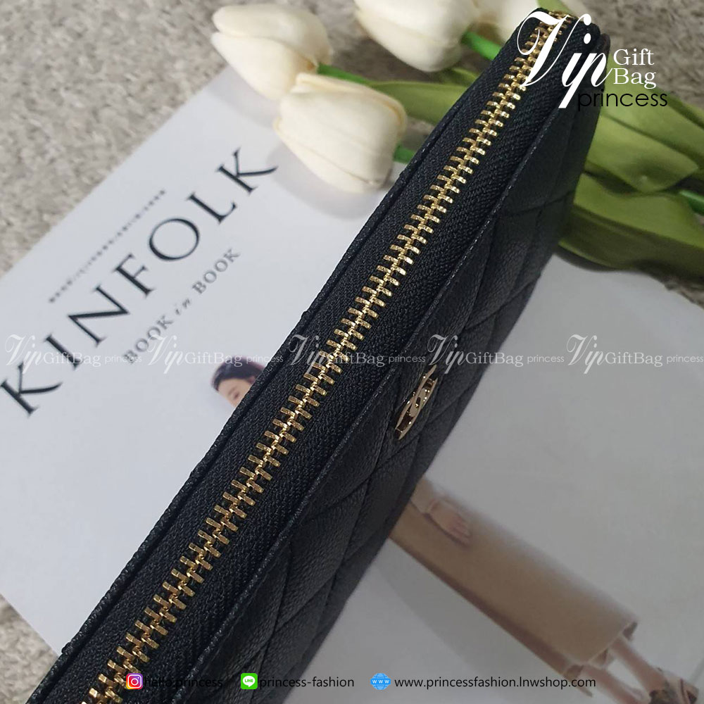 กระเป๋าสตางค์ใบสัยาวซิปรอบ แนะนำรุ่นนี้คะ งานพรีเมี่ยมกิ้ฟท์จากเค้าเตอร์ต่างประเทศ หนังสัมผัสลายคาเวียร์ด้าน จากแบรนด์ CHANEL (GWP) ด้านหน้ามีโลโก้แบรนด์ CC สีทองหรู #อะไหล่สีทองทั้งใบ เปิดปิดด้วยศิปรอบสีทอง ใส่ธนบัตรได้2ช่องใหญ่ ช่องใส่เหรียญปิดเปิดด้วยเ