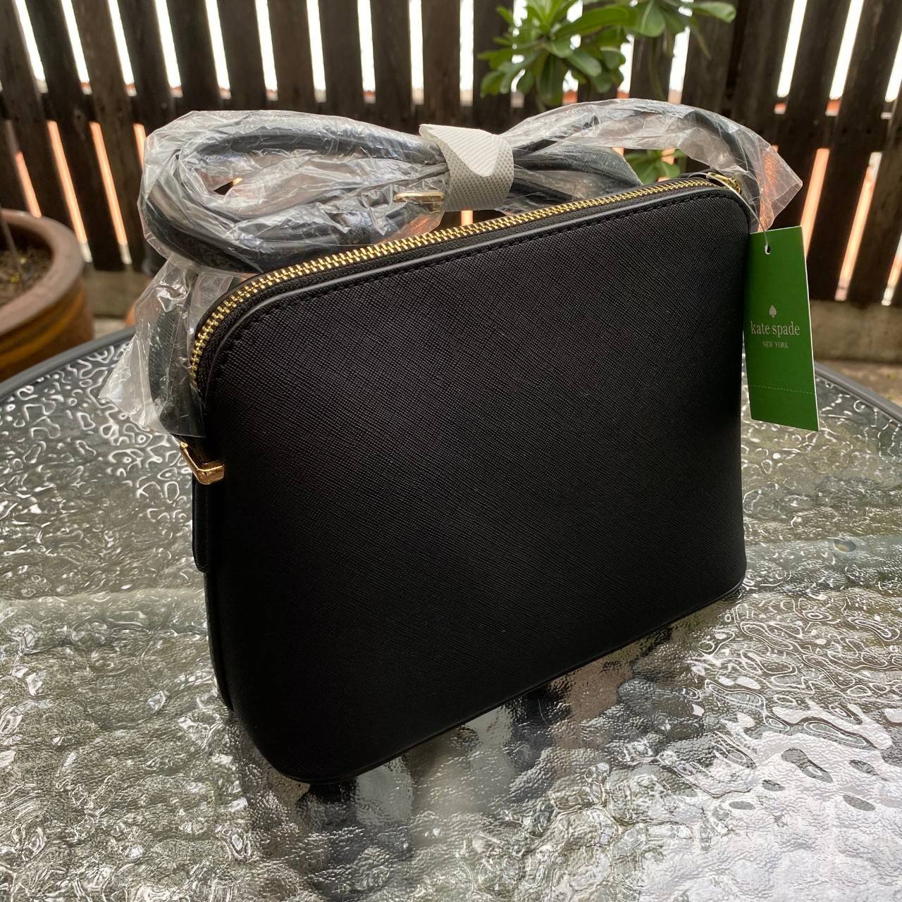 ของแท้ 💯% KATE SPADE CEDAR STREET MANDY BAG กระเป๋าสะพายรุ่นยอดนิยม สุดฮิต กระเป๋าขนาดน่ารัก วัสดุ saffiano ด้านหน้าประดับด้วยโลโก้แบรนด์สีทองสุดหรู