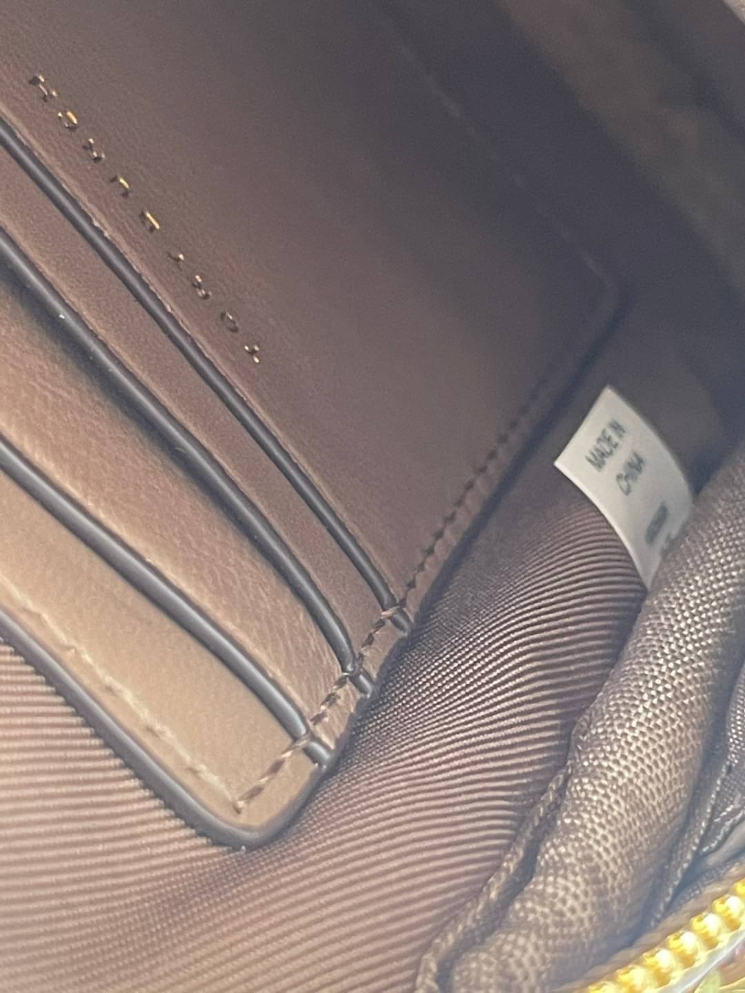 OUTTLET 】Tory burch kira chevron n/s crossbody bag กระเป๋าสำหรับใส่มือถือหรือของจุกจิกต่างๆ ได้กลายมาเป็นแฟชั่นสุดร้อนแรงแห่งปี คอลเลคชั่นนี้ออกมาเพื่อเอาใจสาวๆโดยเฉพาะ สีสันสุภาพเพื่อให้แมทช์กับสีสันของเสื้อผ้า ได้ง่าย ภายในยังสามารถแบ่งสันปันส่วนไว้สำหร