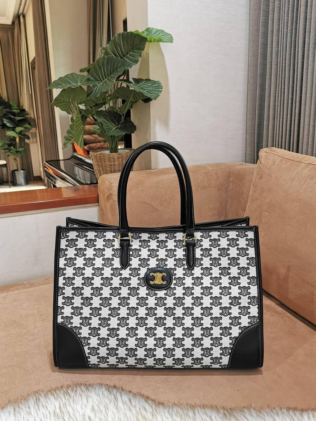 CELINE LARGE TOTE BAG VIP GIFT WITH PURCHASE (GWP) กระเป๋าพรีเมี่ยมกิ๊ฟ Limited จาก CELINE HAUTE PARFUME DUTYFREE COUNTER วัสดุ CANVAS ทรงเหลี่ยมดีไซน์ Casual สวยคลาสสิคสไตล์สาว Lisa ใบใหญ่ใส่สัมภาระได้เยอะจุใจภายในโล่งกว้าง ใส่เอกสาร A4 หนังสือ กระเป๋าสต
