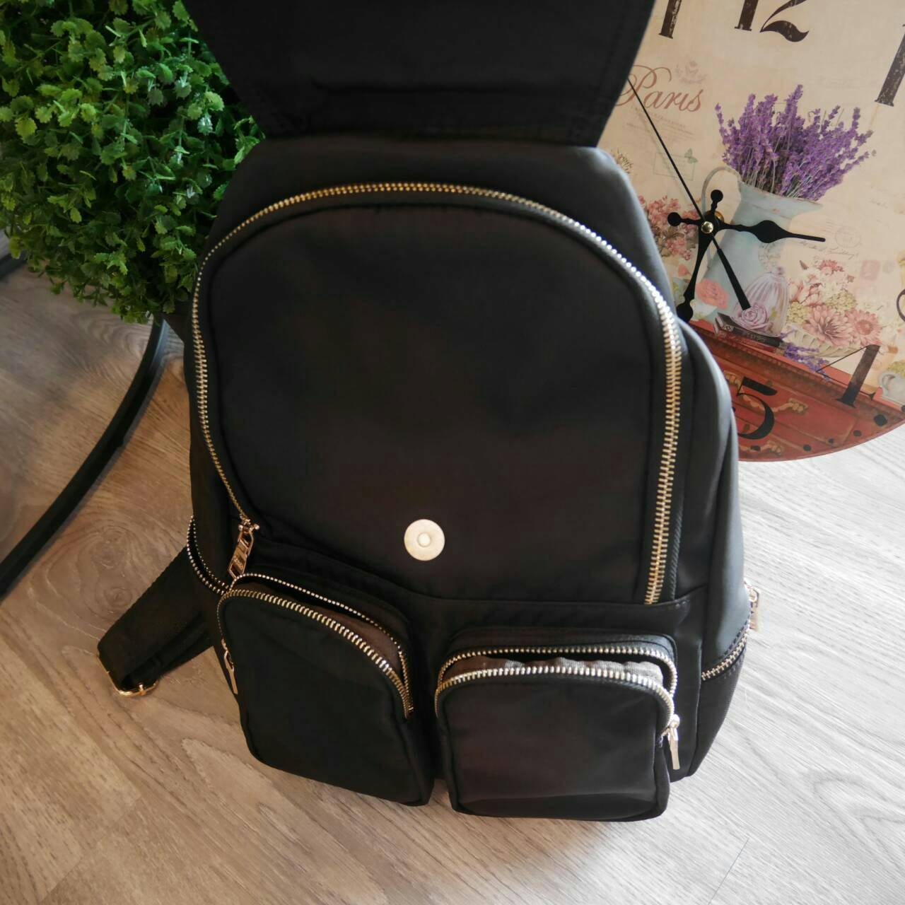 อีกหนึ่งรุ่น ที่สายลุยห้ามพลาด กับ Prada nylon backpack จากงานพรีเมี่ยมกิ้ฟจากเคาร์เตอร์ต่างประเทศมาค้า วัสดุ Nylonทั้งใบ **คุณภาพดี อะไหล่ทอง **สวยหรูมากคะ มีช่องใส่ของแยกซิปหลายช่อง สุดคุ้ม ด้านในบุด้วยผ้าซับในปั้มแบรนด์ อย่างดี ขนาดกะทัดรัด ใช้ได้ทั้งห