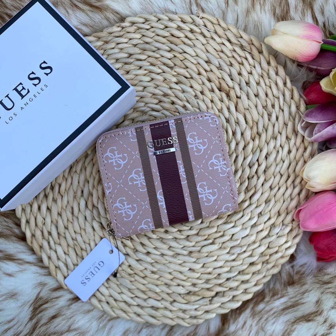 Guess wallet กระเป๋าสตางค์ใบสั้นซิปรอบทั้งใบ หนังลายแบรนด์ทั้งใบด้านหน้าติดโลหะโลโก้แบรนด์ หนังดีงามมาก