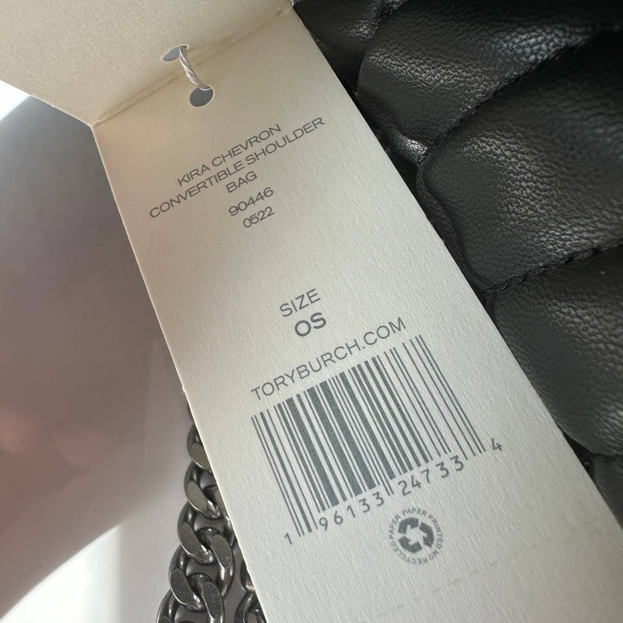 TORY BURCH KIRA CHEVRON CONVERTIBLE SHOULDER BAG กระเป๋าสะพายไซส์ใหญ่ หรูหราสุดคลาสสิก วัสดุหนังแกะทั้งใบ เปิด-ปิดด้วยกระดุมแม่เหล็ก ภายในเป็นช่องโล่ง ใส่ของสำคัญได้ครบ สายสะพายในตัวปรับได้ 2 แบบ สะพายไหล่โซ่คู่หรือจะ ครอสบอดี้ก็เริ่ดคะ