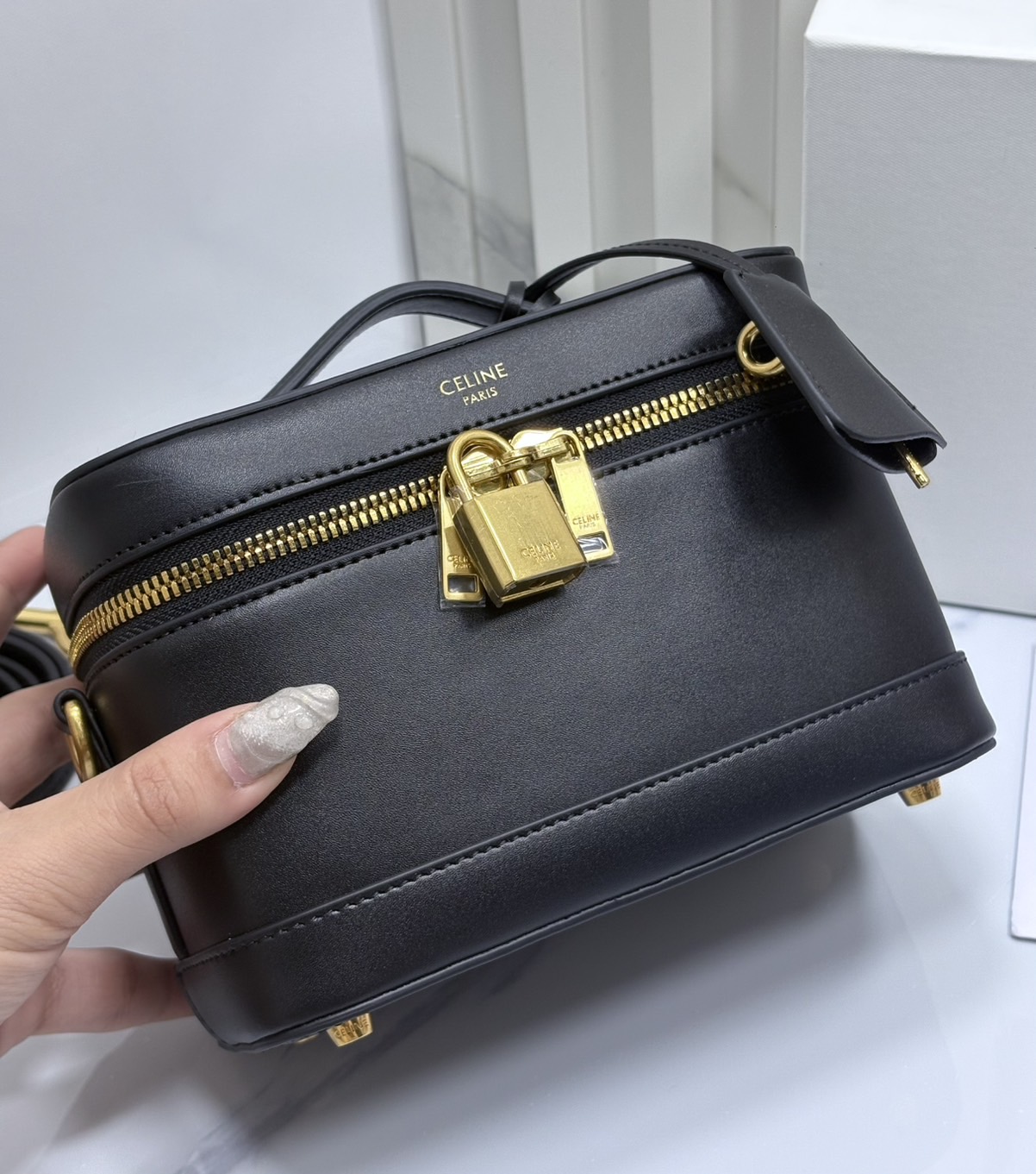 ORI หนังแท้ | CELINE VANITY BAG พลาดไม่ได้เลยกับคอลสุดคิ้ว กับกระเป๋าถือ/สะพายได้ทรงกล่อง ใช้สะพายได้ทุกวันอย่างคล่องตัวดีไซน์ใหม่สวยลาสสิค