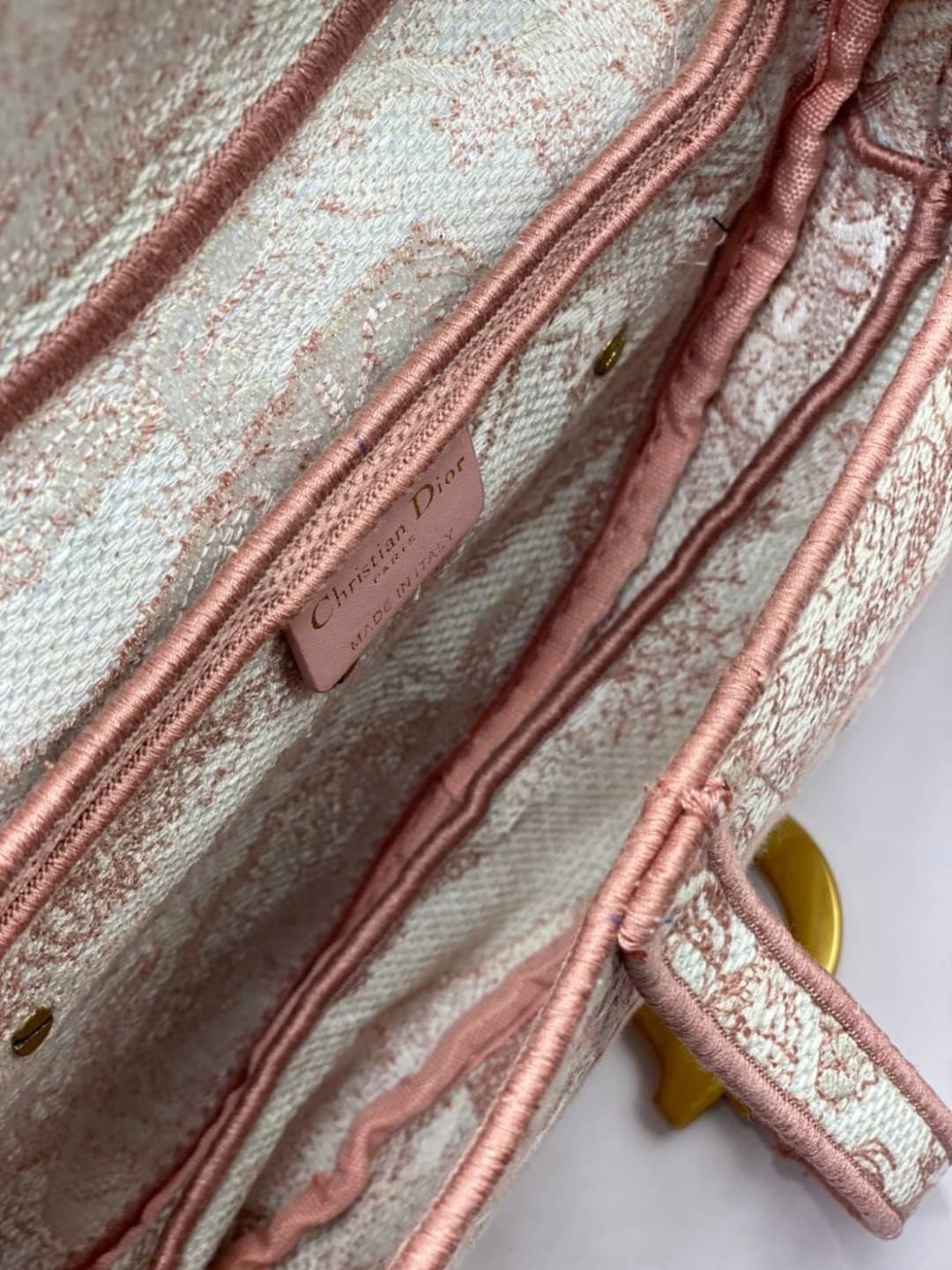 หนังแท้ DIOR SADDLE BAG Toile de Jouy Embroidery กระเป๋ารุ่นยอดนิยมตามแบบฉบับแบรนด์ พร้อมส่งที่ไทย เกรดออริจินอลหนังแท้ ภาพสินค้าถ่ายจากงานขายจริง ใช้งานต่างประเทศได้ค่ะ