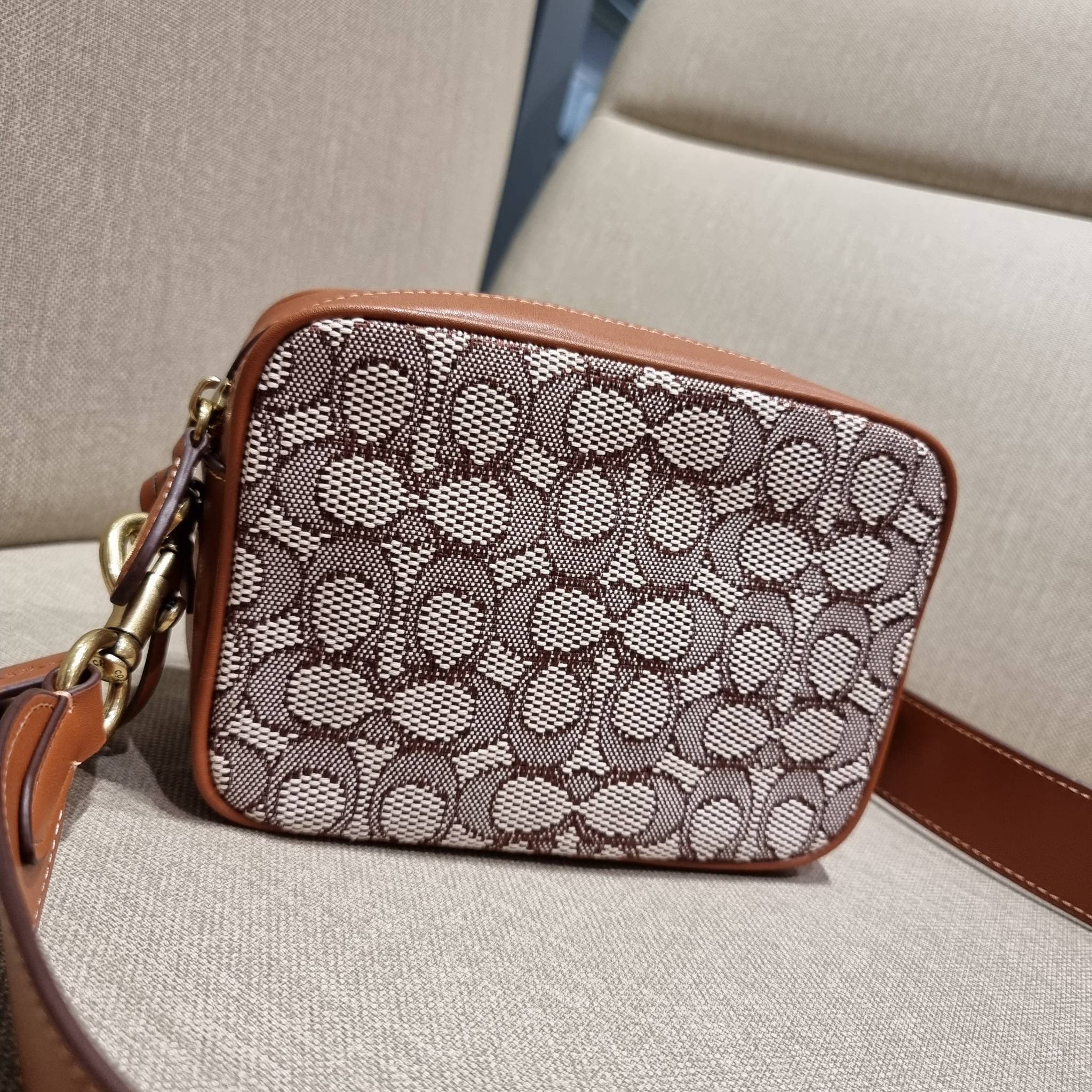 COACH C7764 STUDIO CAMERA BAG 19 IN SIGNATURE TEXTILE JACQUARD WITH CREATURES น้องเล็กใหม่สุดอีกหนึ่ง!! ขนาดเล็กกะทัดรัด มาแบบเลิศๆหรูๆมากแม่ พร้อมเทกเจอร์สุดคิ้วท์!! กระเป๋าสะพายข้างลุคไฮน์ ที่ดีไซน์ออกมาได้ปัง และดูแพงมากๆ ด้วยดีเทลคลาสสิคผสานความเป็นเอ