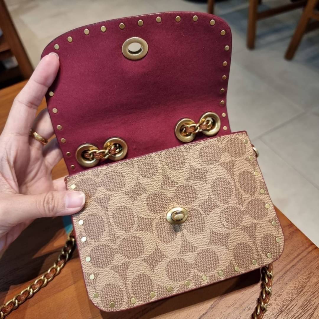 COACH C2462 MADISON SHOULDER BAG 16 IN SIGNATURE CANVAS WITH RIVETS กระเป๋าสะพายข้าง ไซส์กะทัดรัด พกพาง่าย น้ำหนักเบา ดีไซน์สวย โดดเด่นด้วยตัวล็อครูปดอกไม้ สีสันตกแต่งตัดกันกับลายซีอย่างลงตัว วัสดุหนังแคนวาสเคลือบลาย ภายในแบ่งสัดส่วนให้อย่างดี มาพร้อมสายส