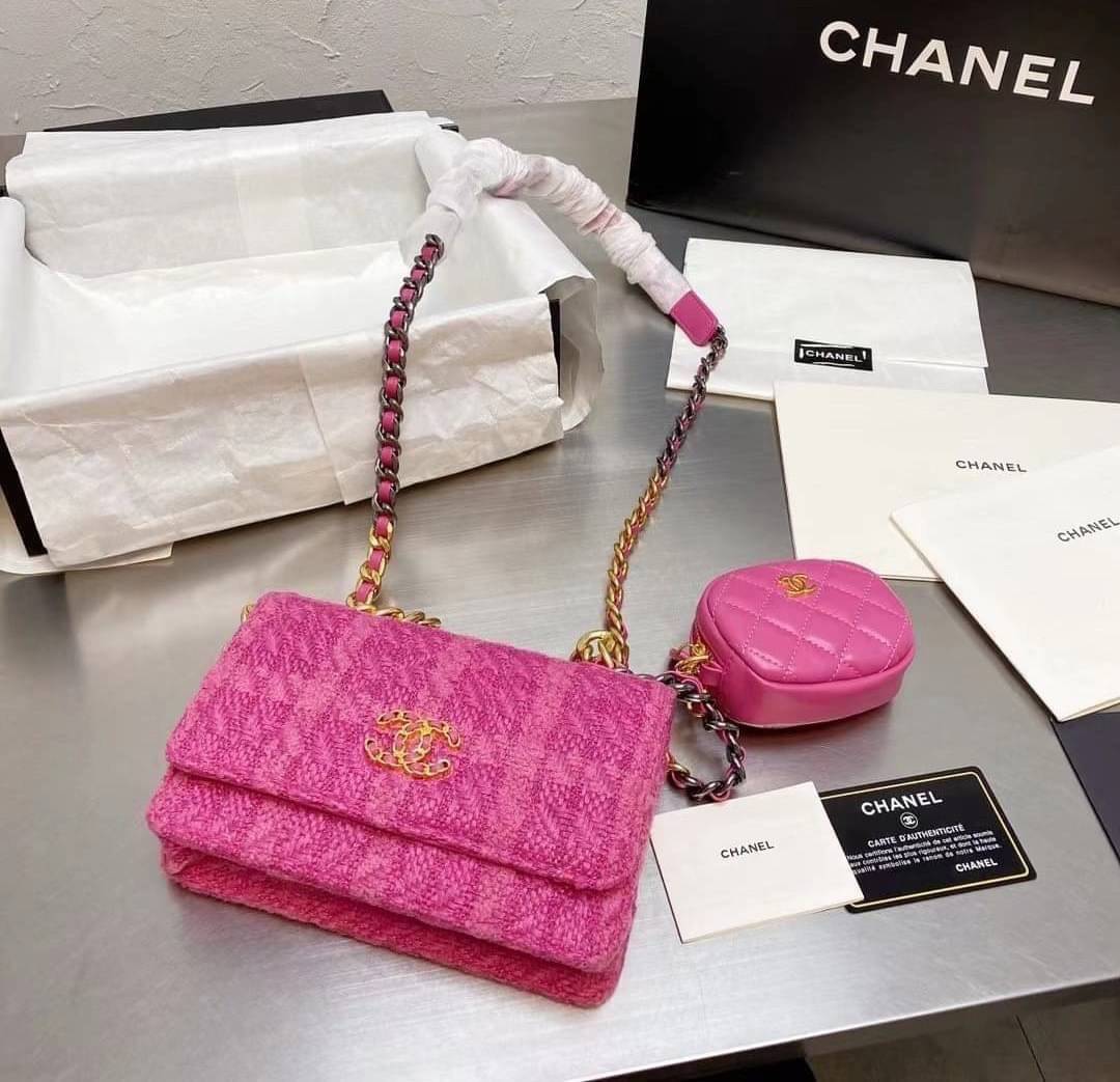 Chanel อเนกประสงค์ รุ่น Limited edition ลายวินเทจ พร้อมใบเล็ก หนังแท้ น้ำหนักเบา มีช่องใส่ของจุกจิก เปิดปิดด้วยฝาปิดกระดุม มีช่องใส่บัตร ช่องซิป ใส่กระเป๋าสตางค์ใบยาว ได้ค่ะ ตัวจริงสวยมากๆถูกใจรีบจองนะคะ ใส่มือถือได้ทุกรุ่น สายสะพายยาวคู่ สะพายได้สองแบบ ป