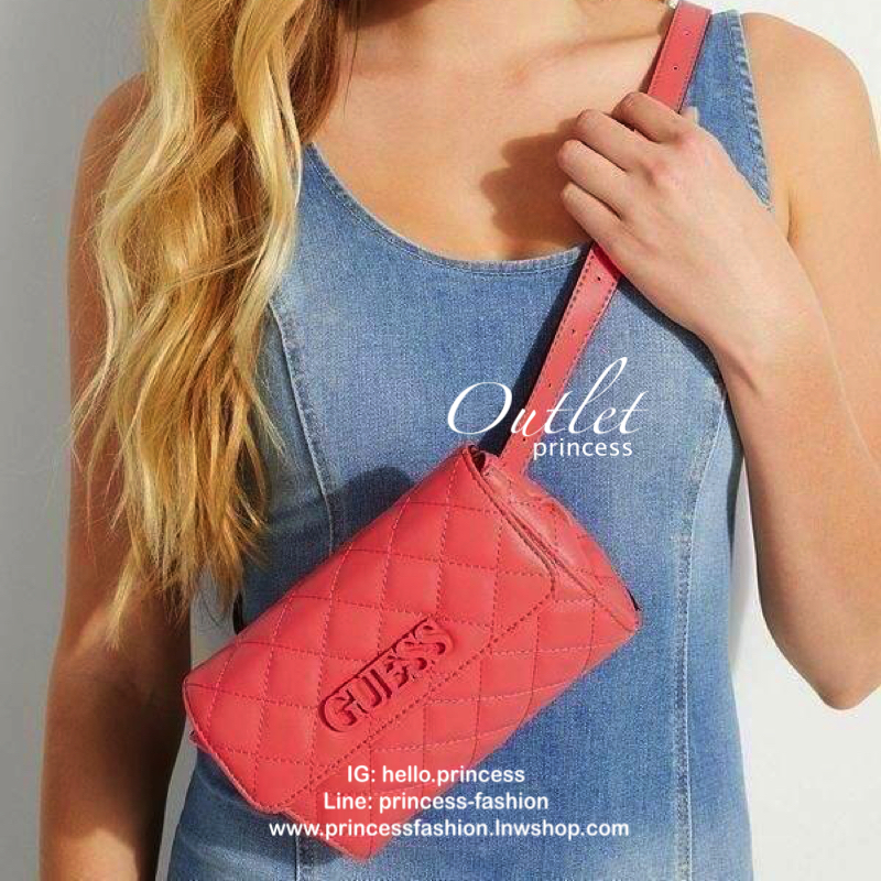 Guess elliana Crossbody Belt Bag รุ่นนี้ได้ทั้งสะพายยาวและคาดเอวค่ะ ด้านหน้าติดโลโก้แบรนด์สีตามหนังกระเป๋า หนังเป็นลายตาราง เปิดปิดด้วยกระดุมแม่เหล็ก ด้านในบุผ้าลายโลโก้แบรนด์ ด้านหลังมีที่สอดสายสำหรับคล้องเอว รุ่นนี้มีสายยาวให้ทั้ง 2 เส้นสำหรับต่างโอกาสค