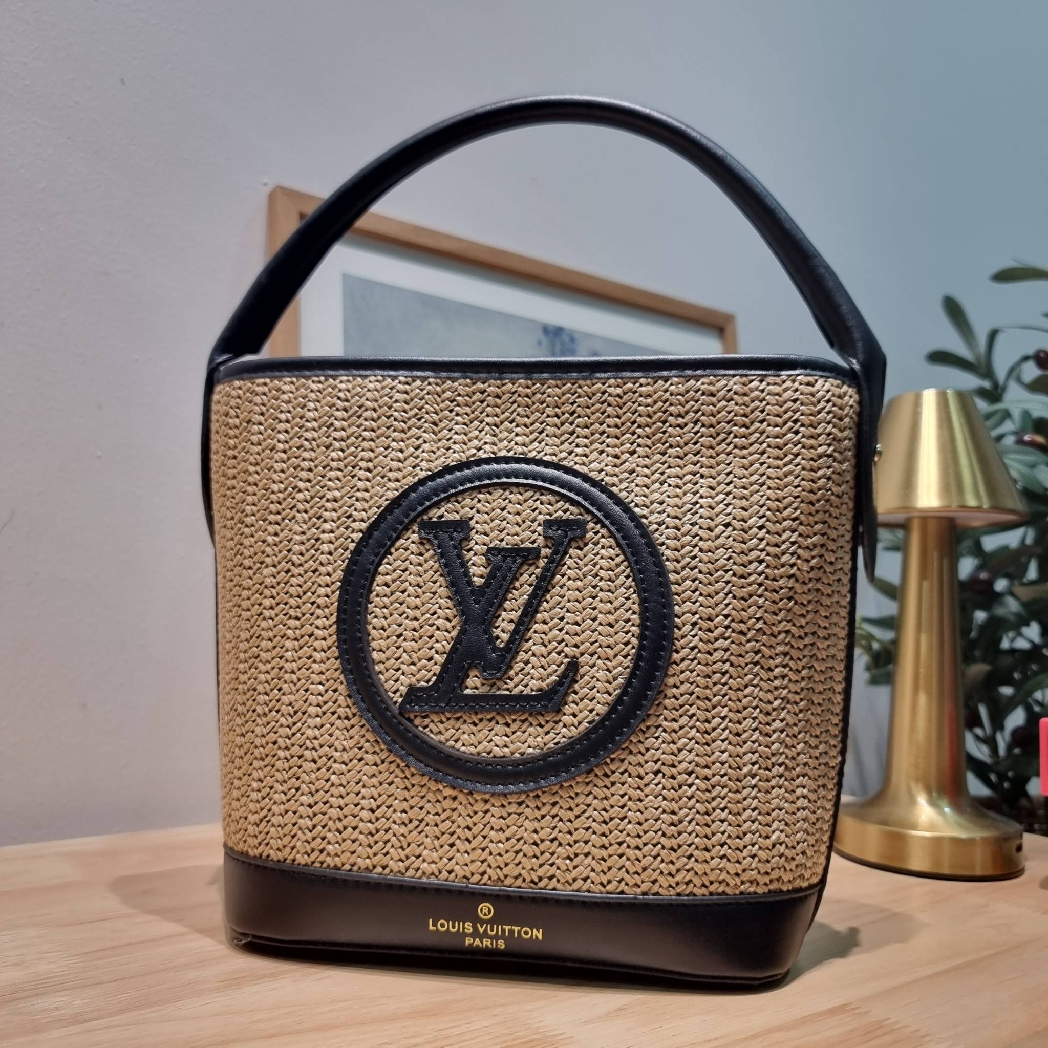 LV PETIT BUCKET BAG ไอเท็มเอ็กซ์คลูซีพจัดมาให้สาวๆโดยเฉพาะ!! กับกระเป๋าสะพายรุ่นลิมิเต็ดหายาก รูปทรงสวยงามสานเต็มใบ และยังโดดเด่นด้วยโลโก้