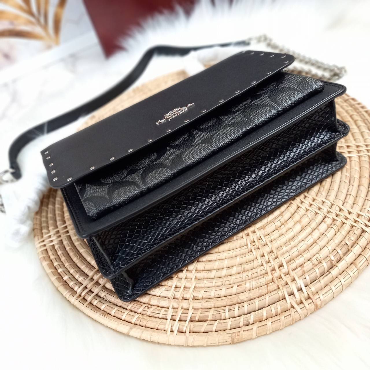 COACH KLARE CROSSBODY IN SIGNATURE CANVAS WITH RIVETS (90400) กระเป๋าถือ กระเป๋าสะพาย รูปทรงสวยงามสุดคลาสสิค แมทท์ง่ายเข้าได้กับทุกลุค แอบกระซิบดังๆนิดนึงว่า! ใบจริงสวยม๊ากก!!// วัสดุแคนวาส ผสมหนังแท้ อยู่ทรง รูปทรงสวยม๊ากก!// ด้านในแบ่งช่องให้ถึง 4 ช่อง 