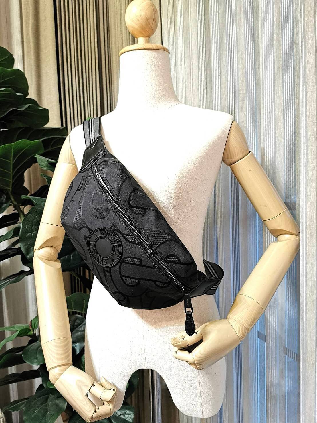 BURBERRY FRAGRANCES MONOGRAM BELT BAG VIP GIFT WITH PURCHASE (GWP) กระเป๋าพรีเมี่ยมกิ๊ฟ Limited จากน้ำหอม BURBERRY วัสดุ100%POLYAMIDE (Nylon & Canvas) น้ำหนักเบามีโลโก้ด้านหน้าเปิดปิดด้วยซิปหัวซิปแบรนด์ ด้านหลังมีช่องซิป ภายในมีโลโก้ใช้ใส่มือถือ กระเป๋าสต