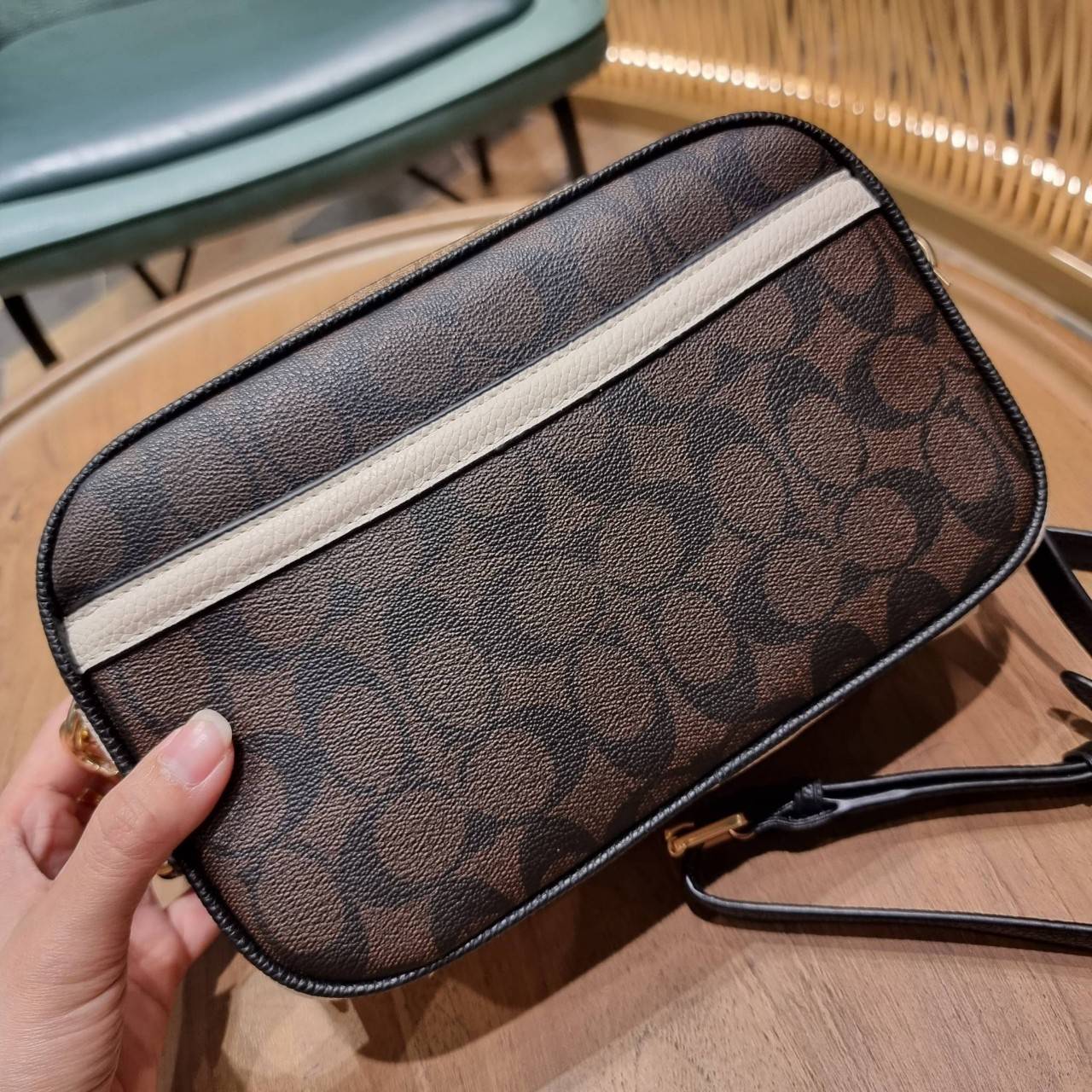 ใครที่รออยู่ห้ามพลาดเลยจร้าา! COACH JES CROSSBODY IN BLOCKED SIGNATURE CANVAS ((1767)) พร้อมส่งอีกครั้ง สินค้าขายดี กระเป๋าสะพายครอสบอดี้ร์หรือสะพายข้างได้ หนังแท้อย่างดีค่ะ 🔺สีหนังของรุ่นนี้ผสมกันได้ลงตัวดูดีมากๆทีเดียวค่ะ กระเป๋าแบบ2ช่องซิป ภายใ